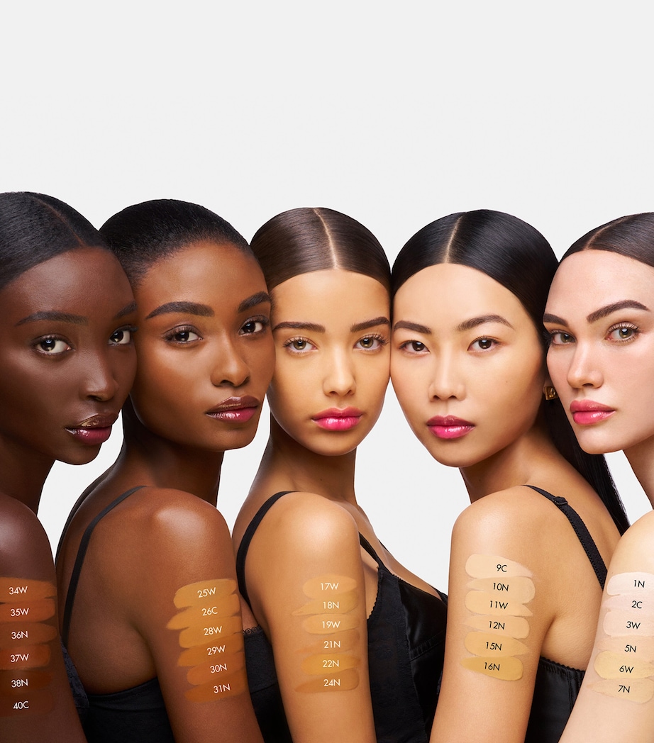 Blueberry Nutri Tint Hydro Glow & Fresh Skin Tint 9C LIGHT MEDIUM Image 4