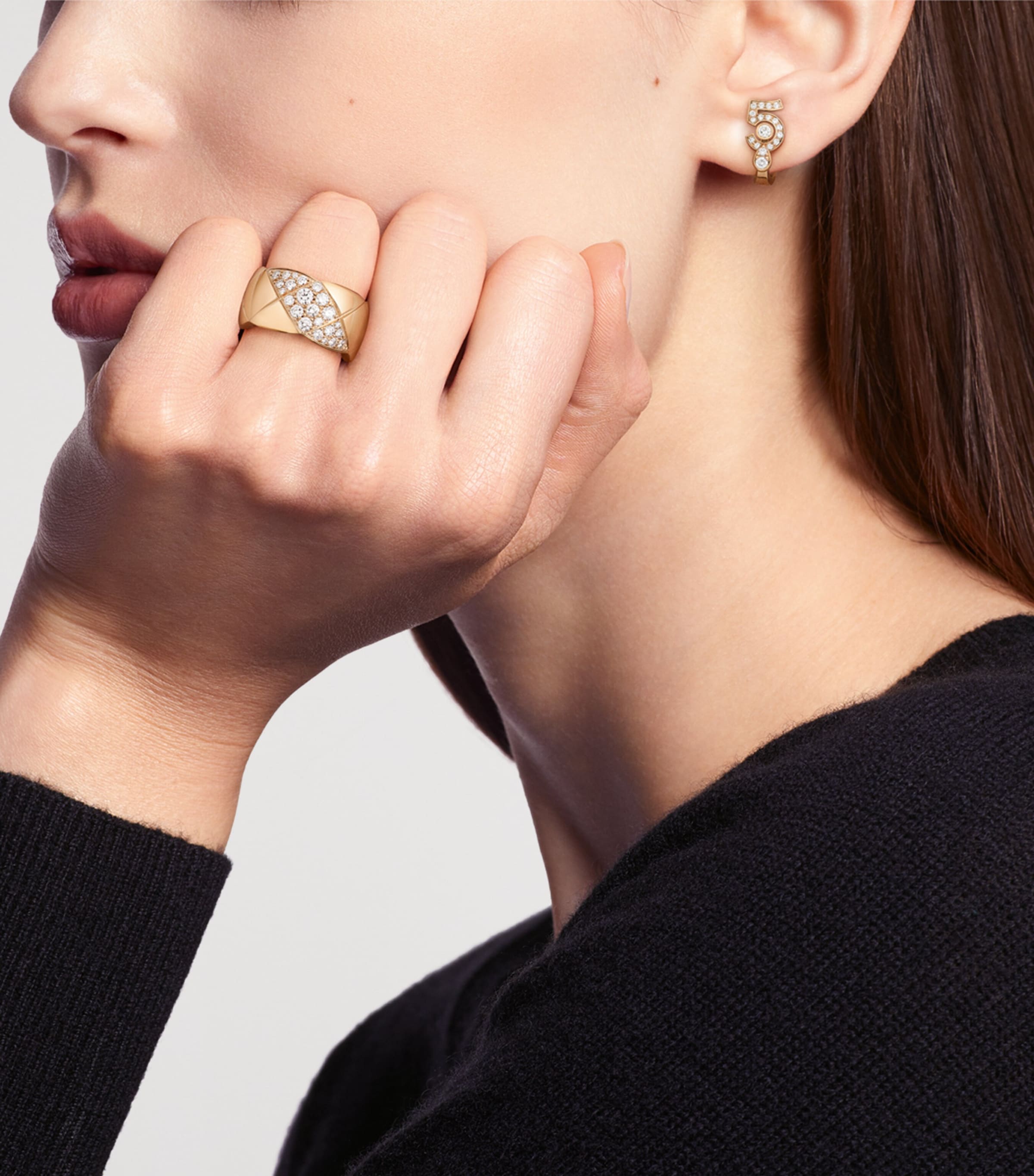 CHANEL Beige Gold and Diamond Coco Crush Ring Beige Image 2