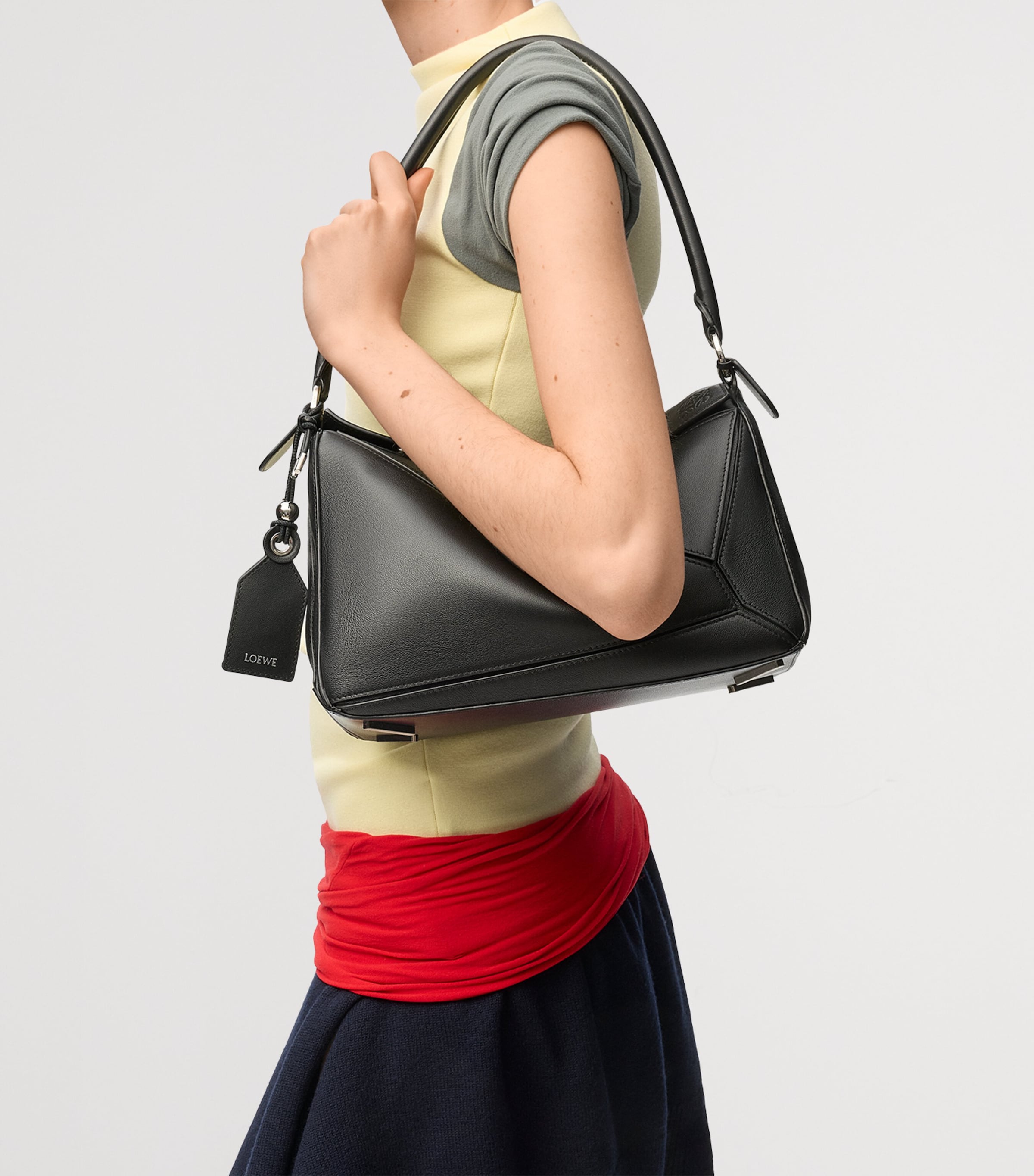 LOEWE Womens Medium Leather Featherlight Puzzle Top-Handle Bag Black Image 2