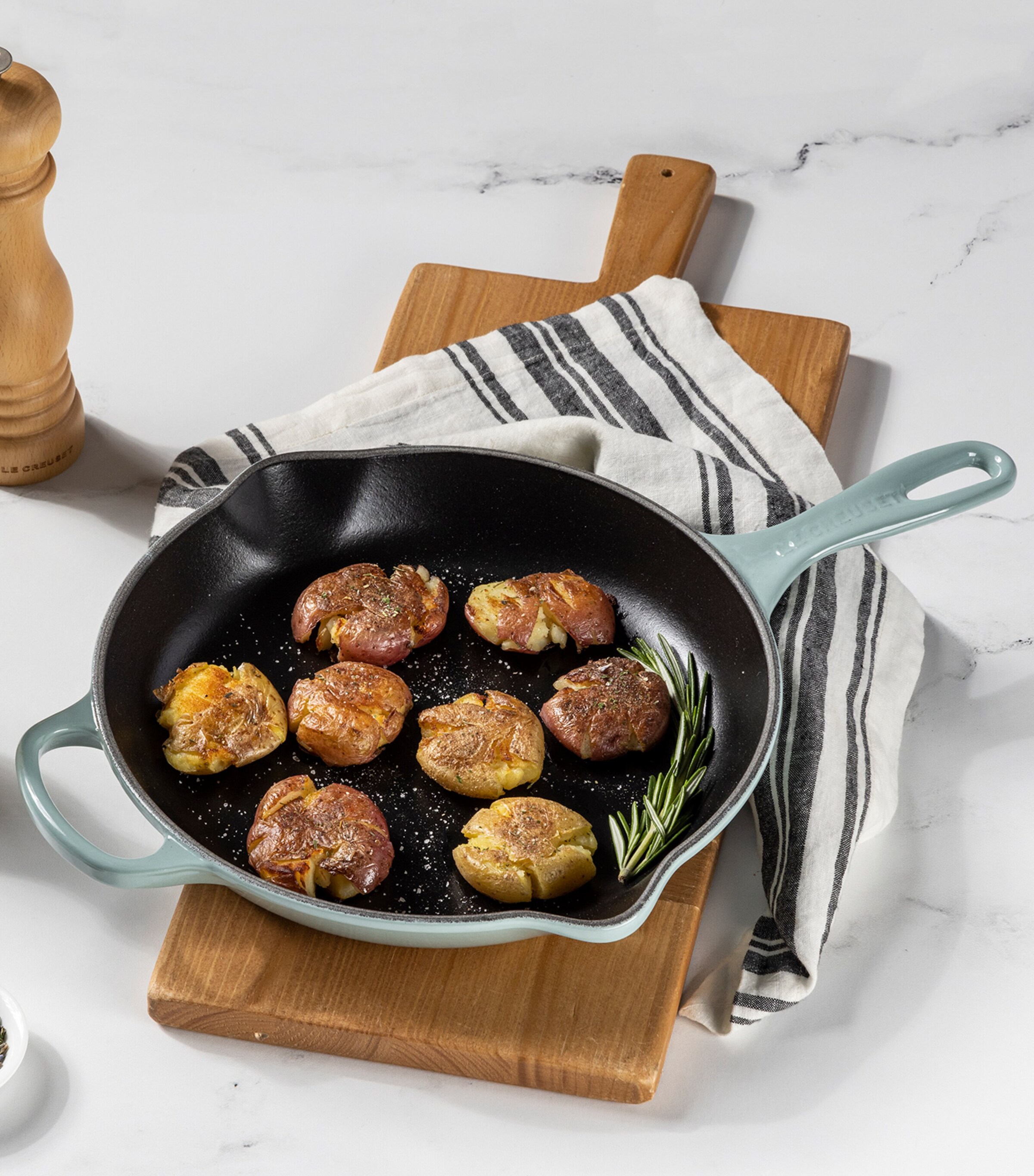Le Creuset Cast Iron Skillet (23cm) Sea Salt Image 4