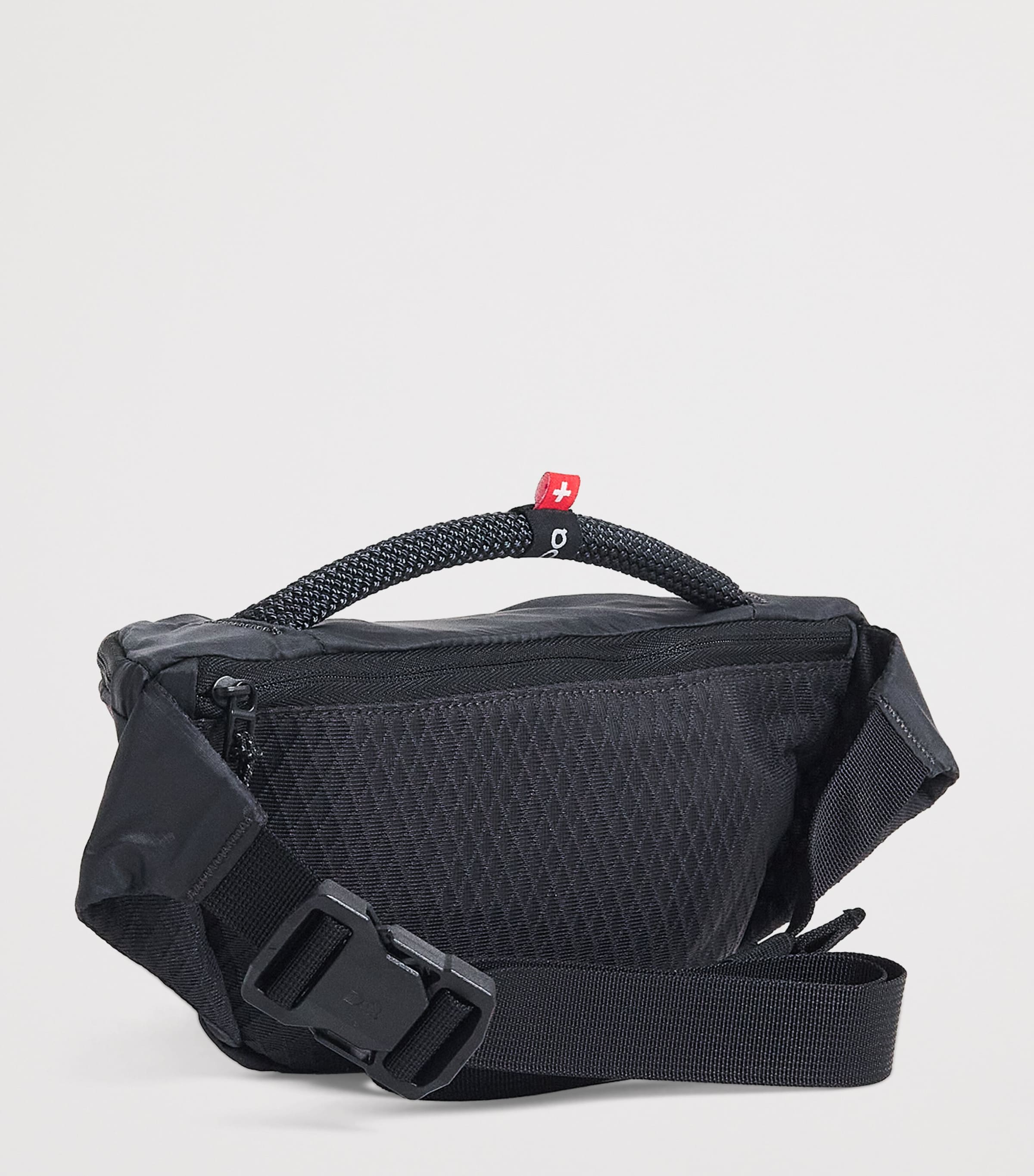 On Waist Pack 2L Cross-Body Bag Magnet Image 3