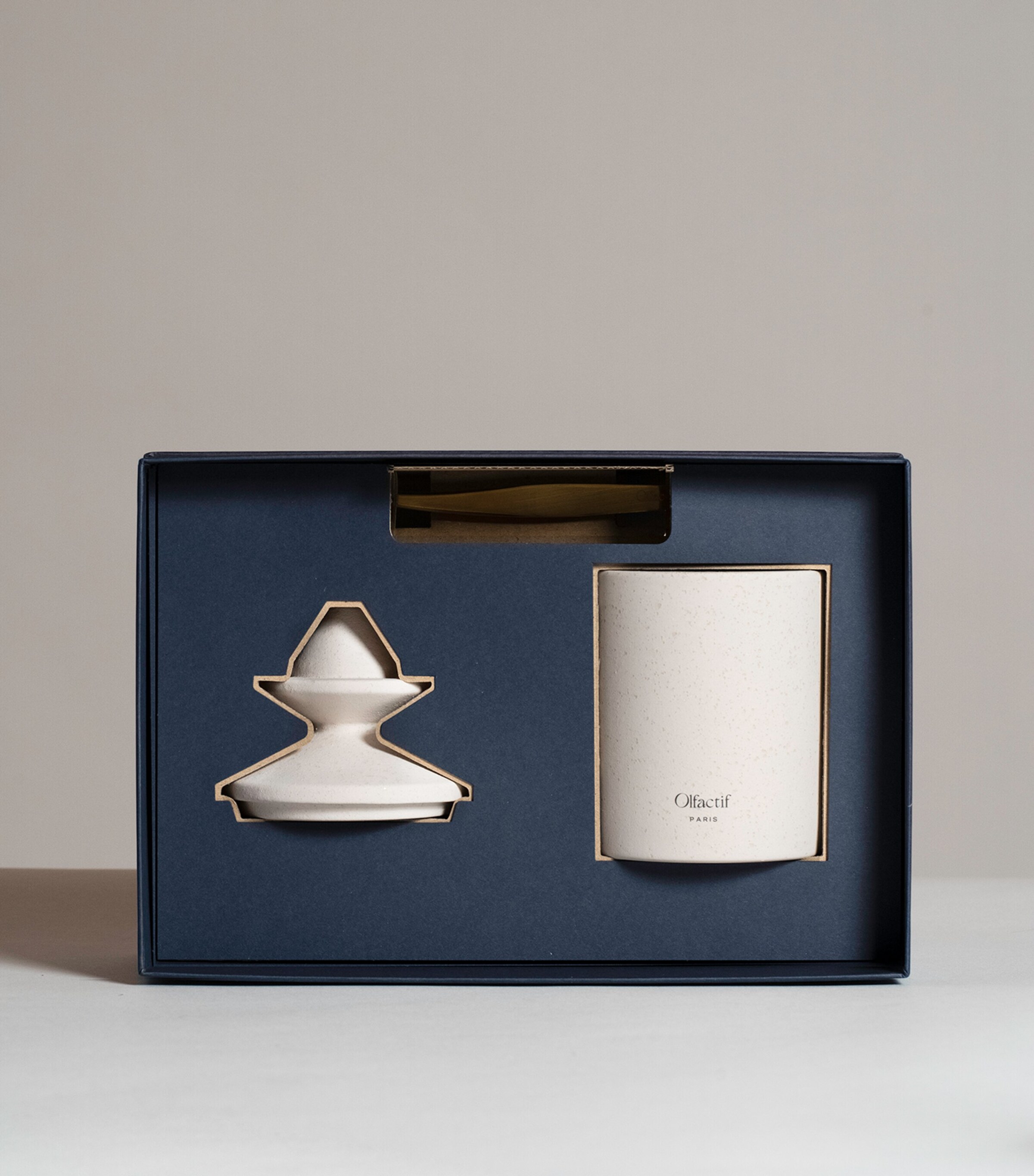 Olfactif Leo Amber Candle (240g) White Image 3