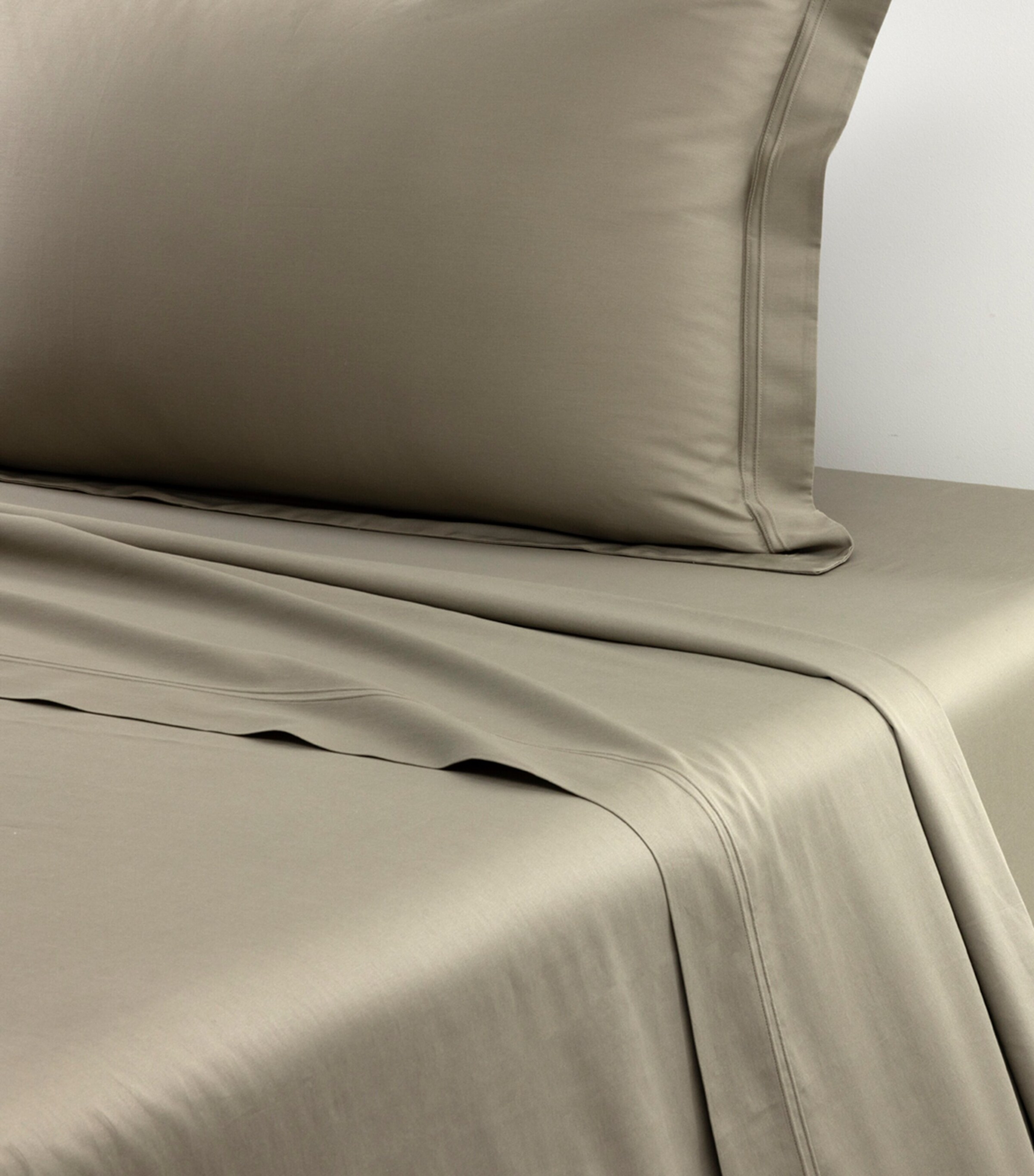 Yves Delorme Triomphe Kaki Super King Flat Sheet (270cm x 295cm) Kaki Image 2