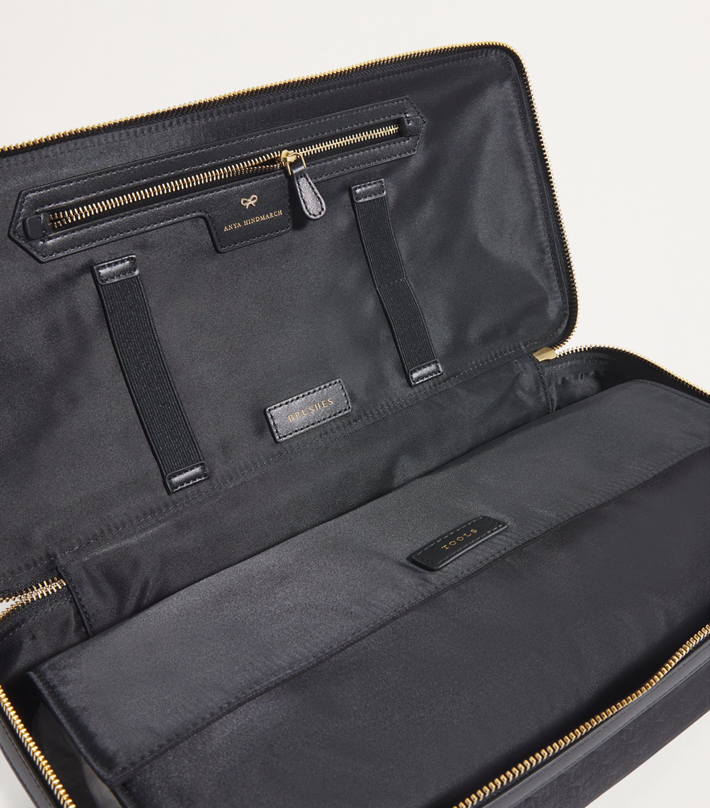 関税なし☆ANYA HINDMARCH Nylon Hair Kit Travel Pouch Logo Hair Kit Travel Pouch | Anya Hindmarch US