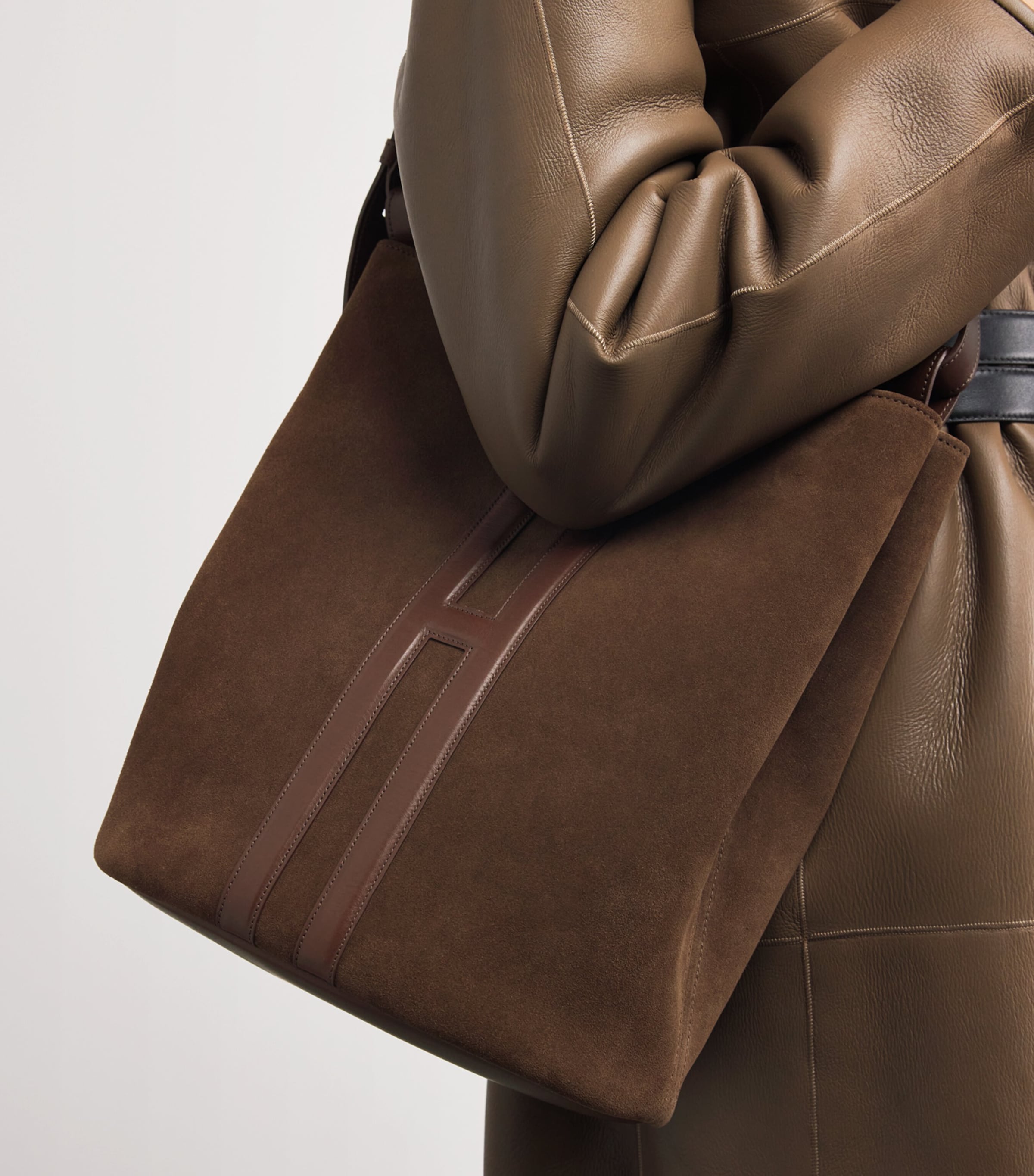Suede H Tote Bag BROWN Image 2