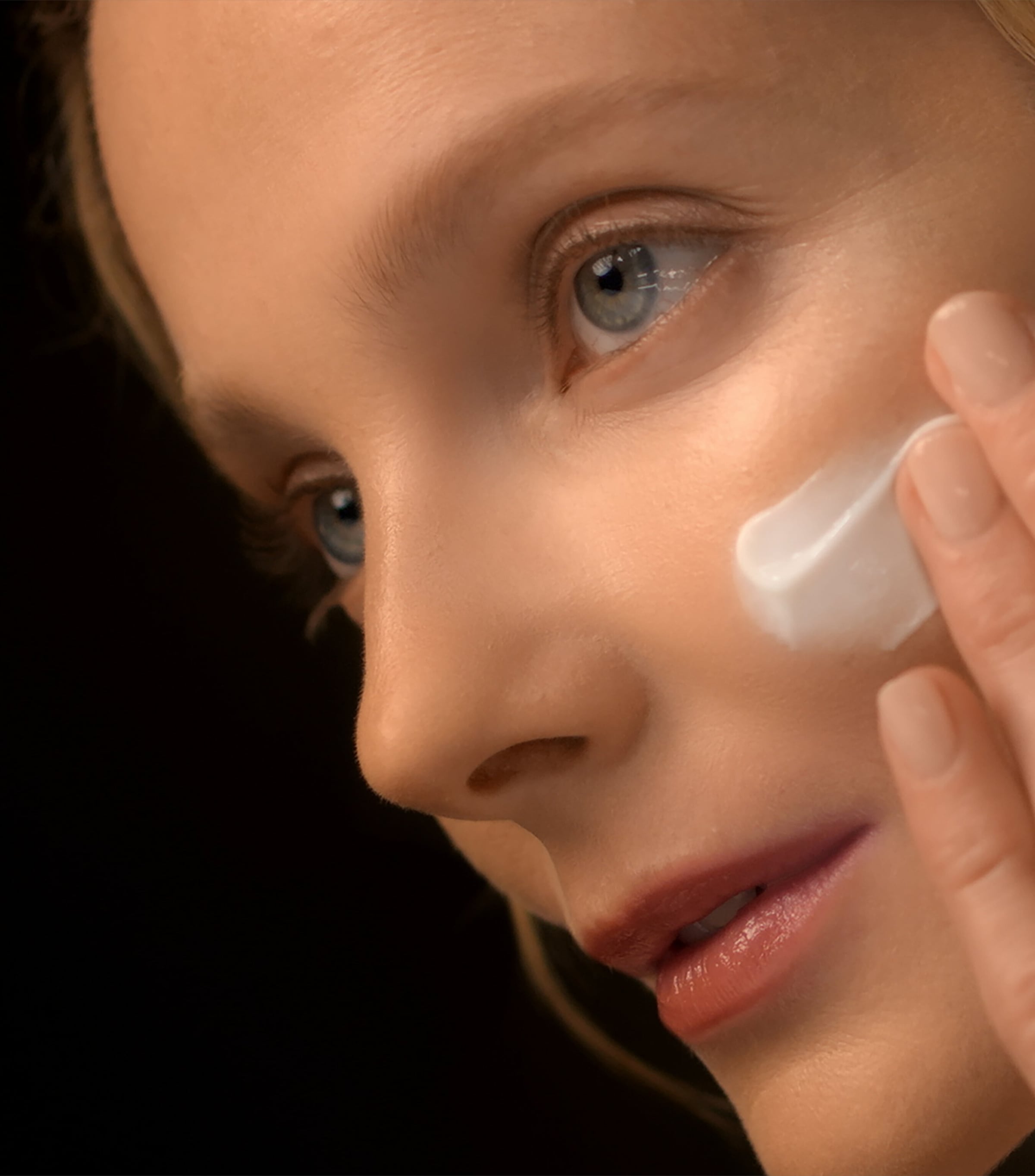 Re-Nutriv Ultimate Diamond Transformative Brilliance Soft Creme Moisturiser (30ml) NO COLOUR Image 3