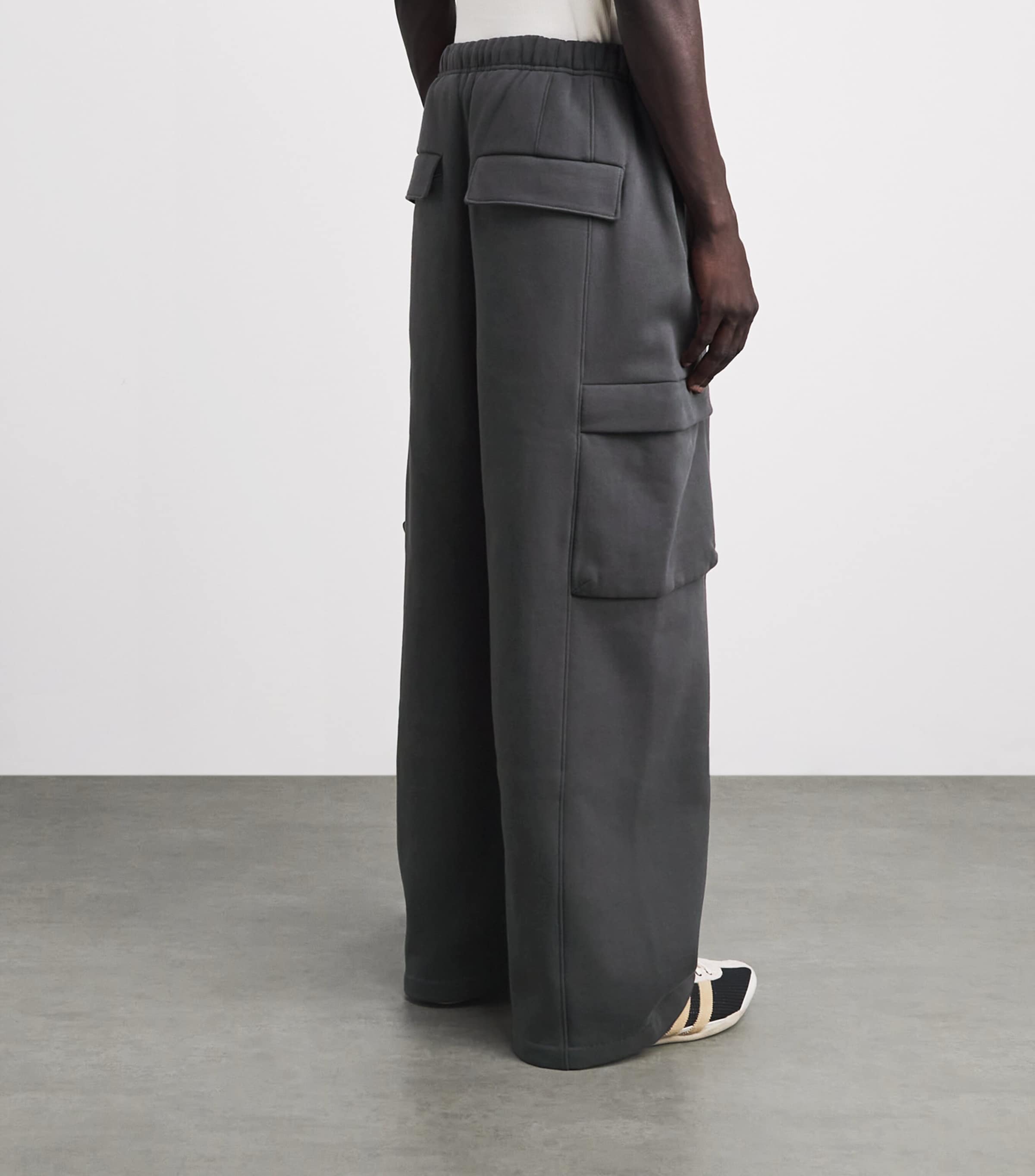 FEAR OF GOD ESSENTIALS Mens Cargo Field Sweatpants Iron Grey Image 5