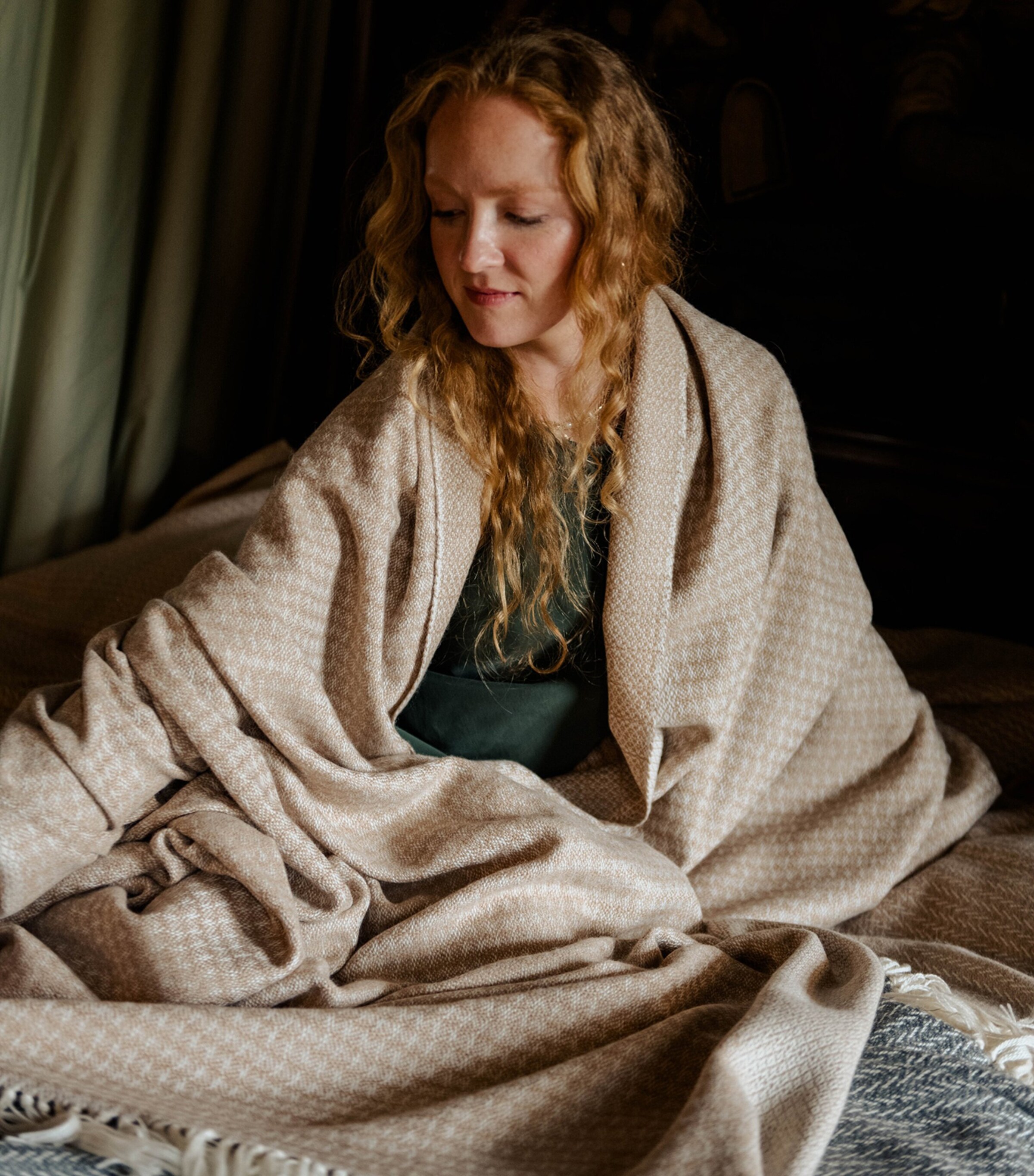 Araminta Campbell Large Alpaca-Blend Willow Throw (150cm x 300cm) Caramel Image 3