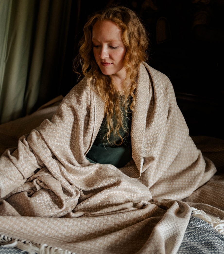 Araminta Campbell Large Alpaca-Blend Willow Throw (150cm x 300cm) Caramel Image 3