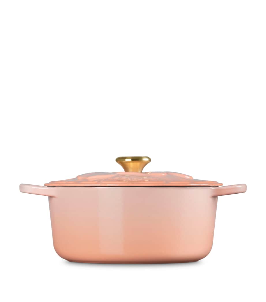 Le Creuset Cast Iron Petal Casserole Dish (26cm) Pêche Image 3