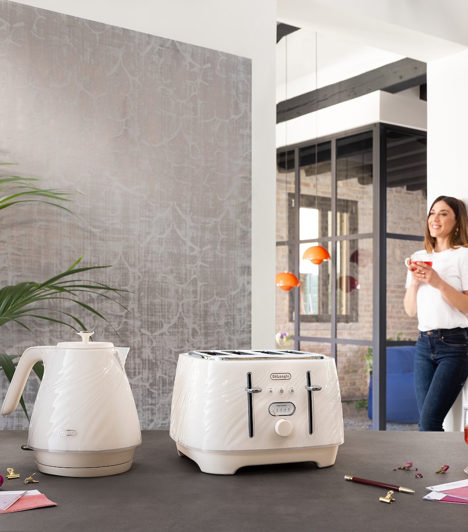 De'Longhi Ballerina Seta Kettle Silky Cream Image 6