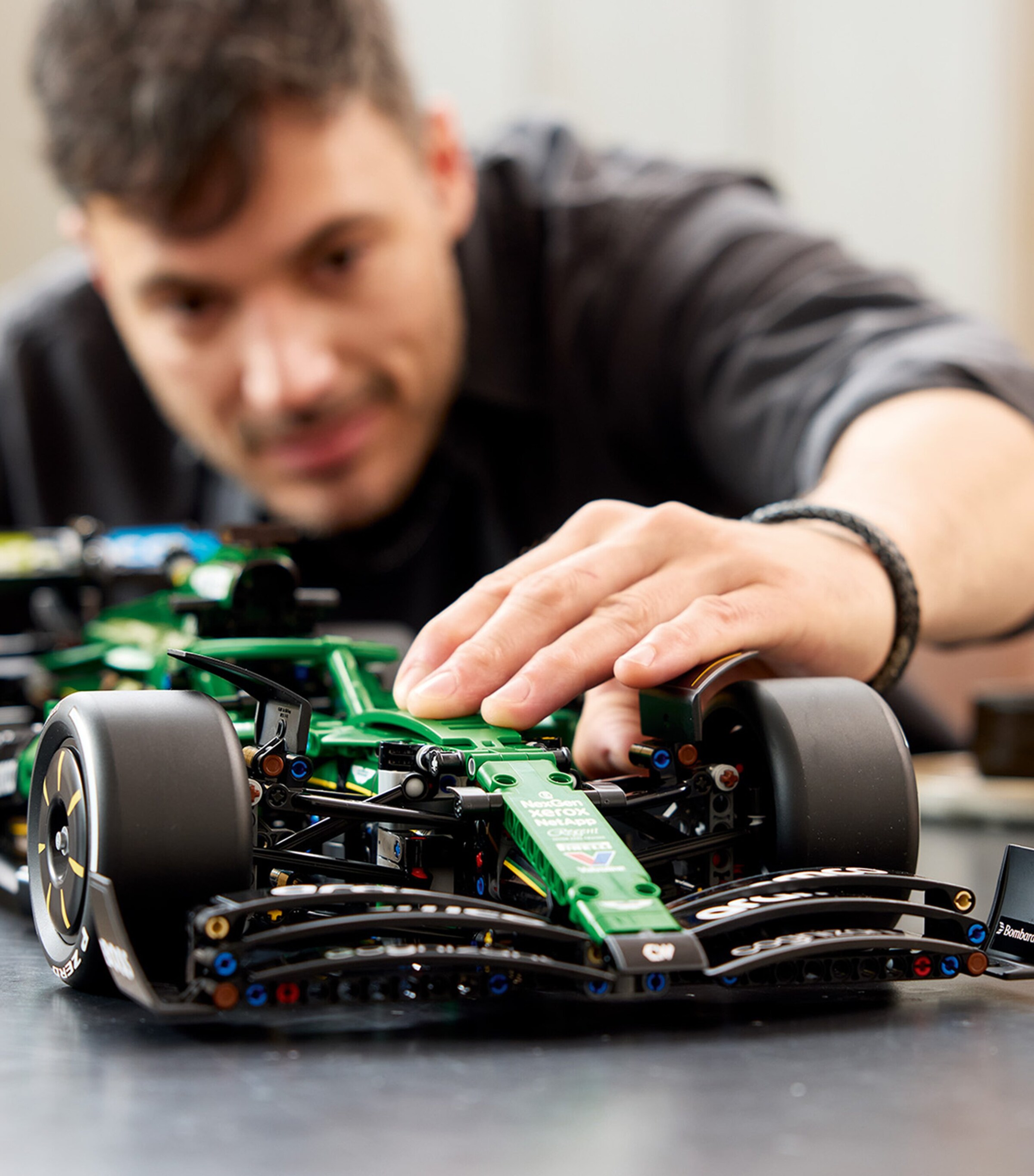 Lego TECHNIC Aston Martin Aramco AMR25 F1 Car Set 42240 Image 6