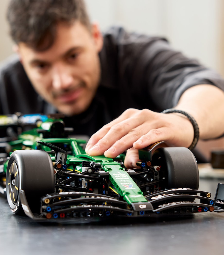 Lego TECHNIC Aston Martin Aramco AMR25 F1 Car Set 42240 Image 6