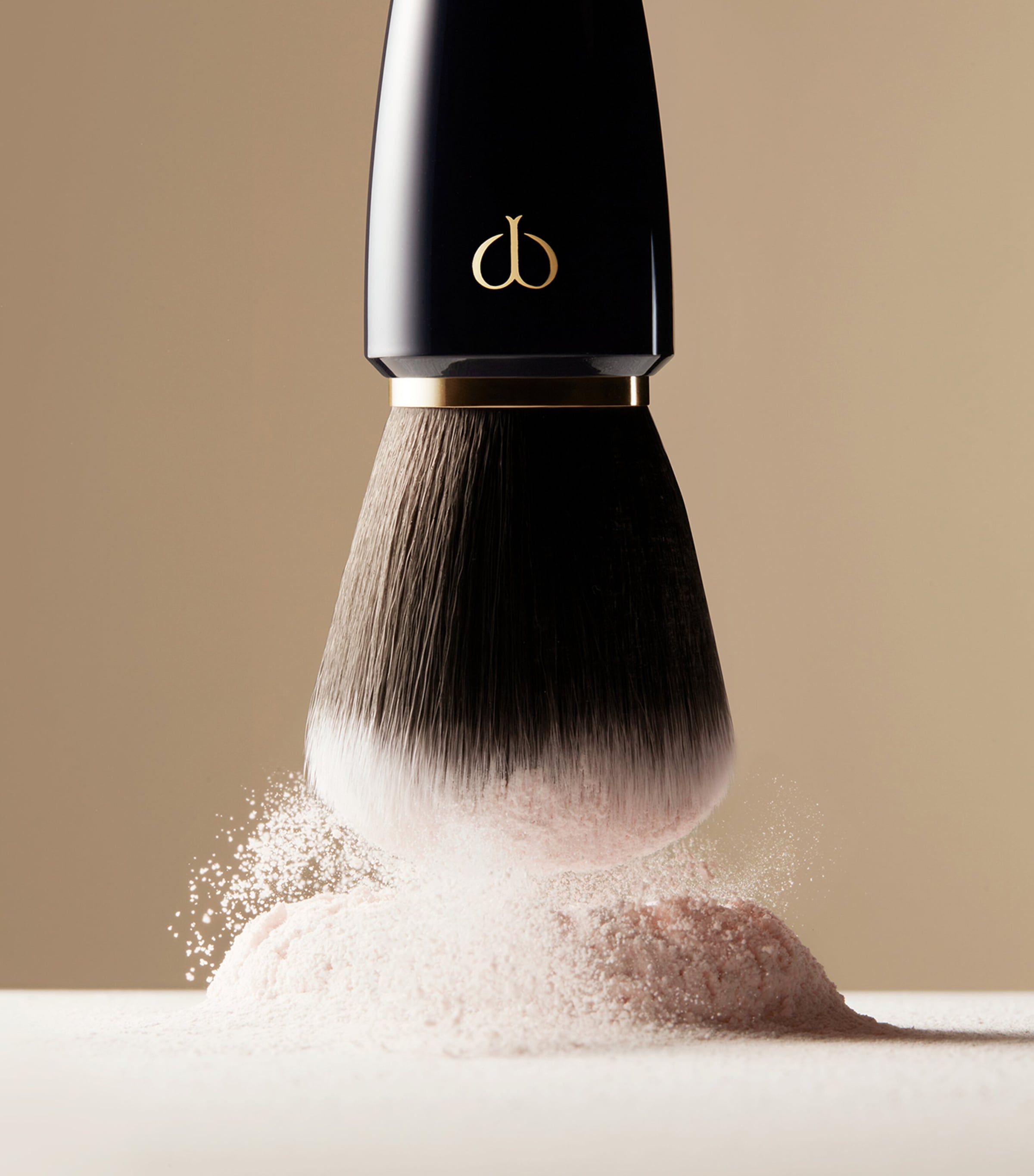 Clé de Peau Beauté Powder Brush | Harrods US
