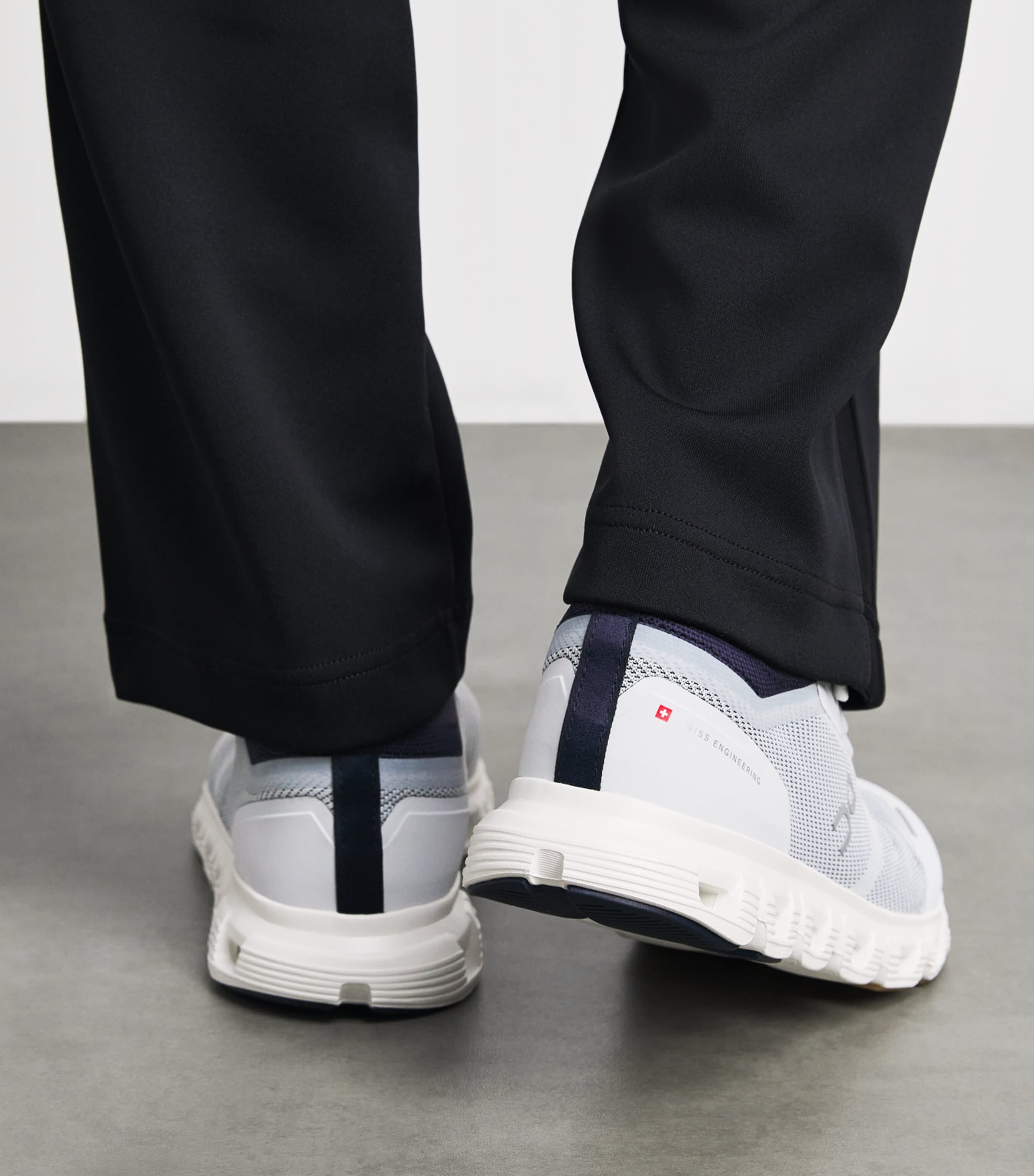 On Mens Cloud 6 Versa Trainers Frost | Midnight Image 4