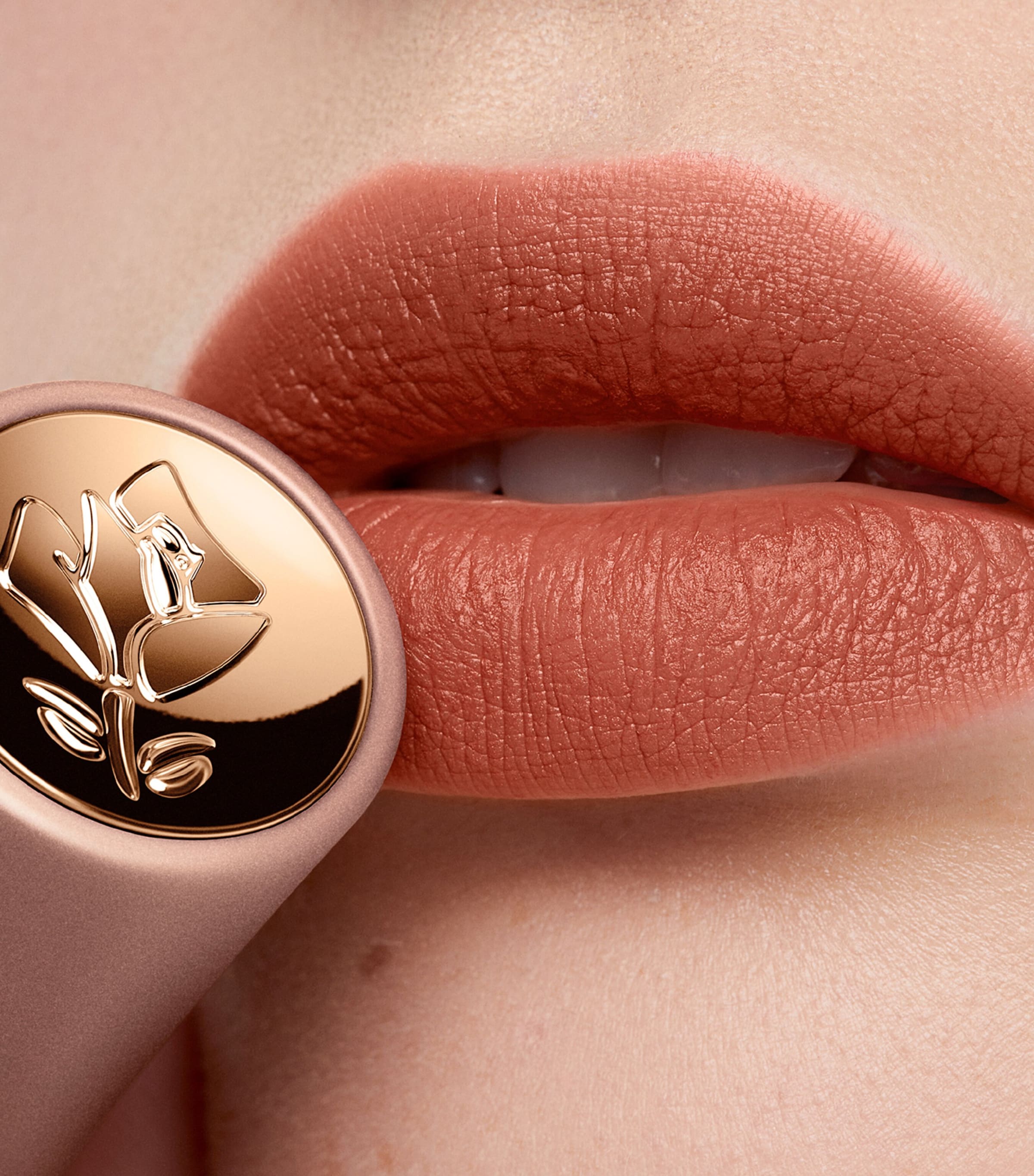 L’Absolu Rouge Intimate Lipstick 210 Image 4