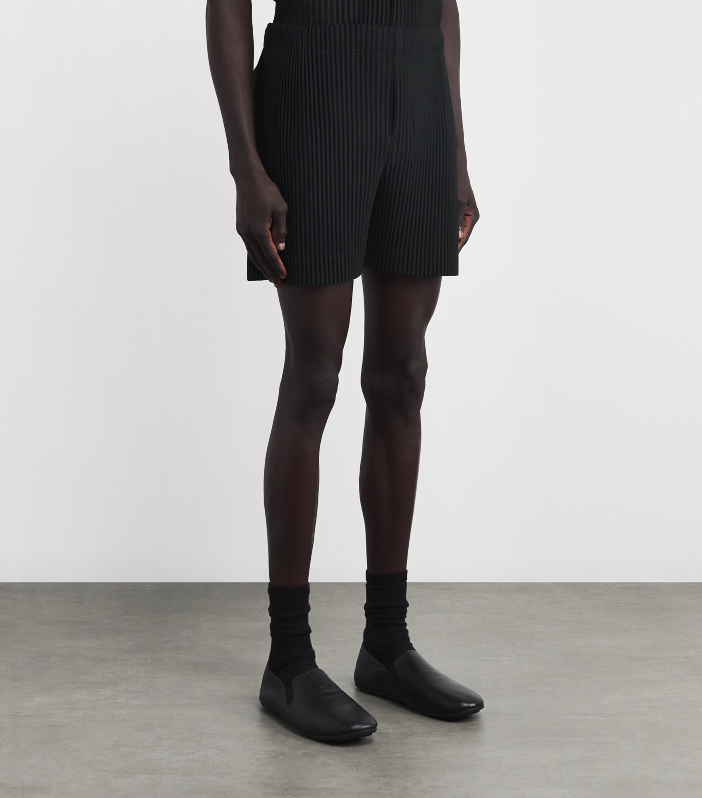 Pleated Shorts 15-BLACK Image 3