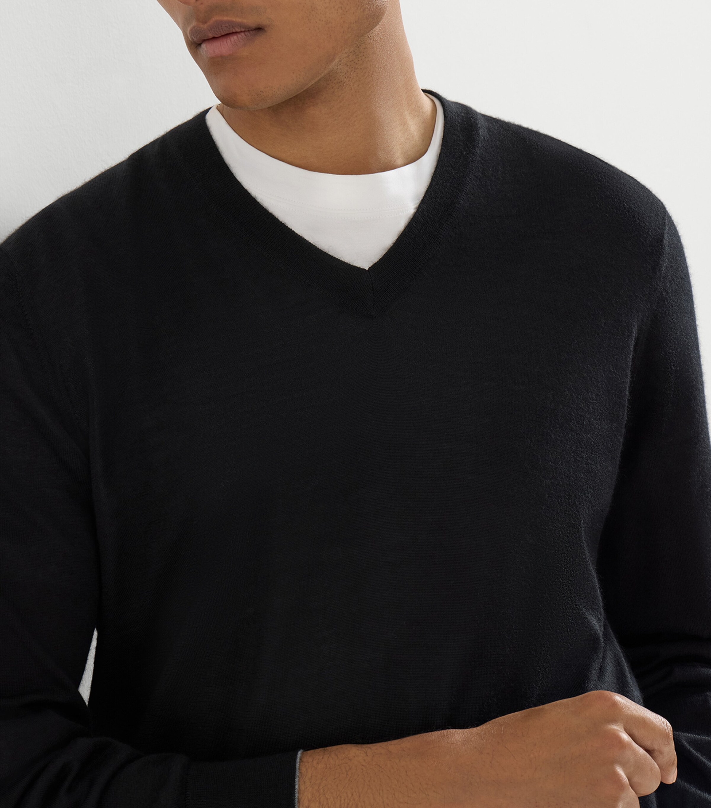 Brunello Cucinelli Mens Cashmere-Silk V-Neck Sweater Image 6