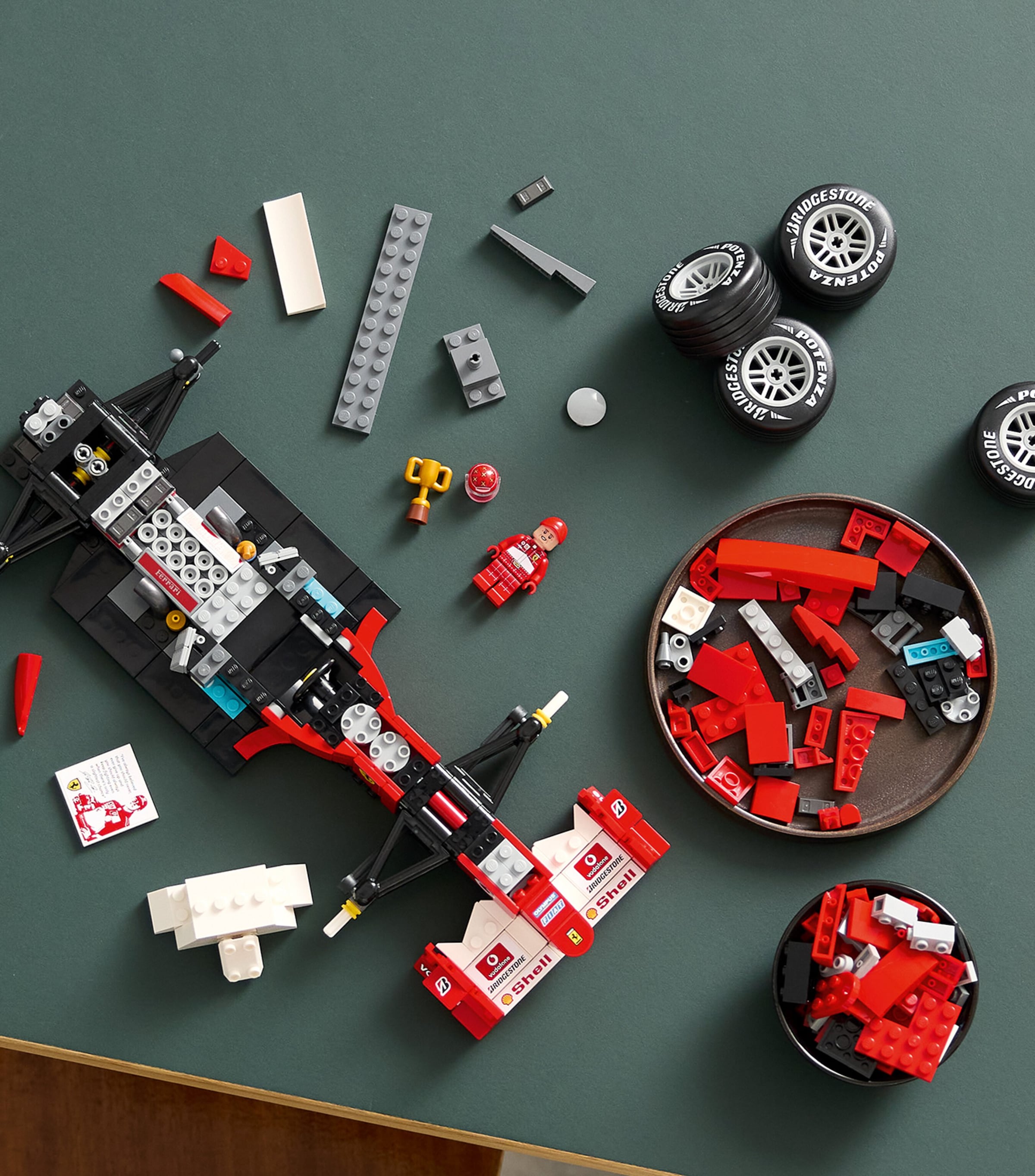 Lego LEGO Icons Ferrari F2004 & Michael Schumacher 11375 Image 4