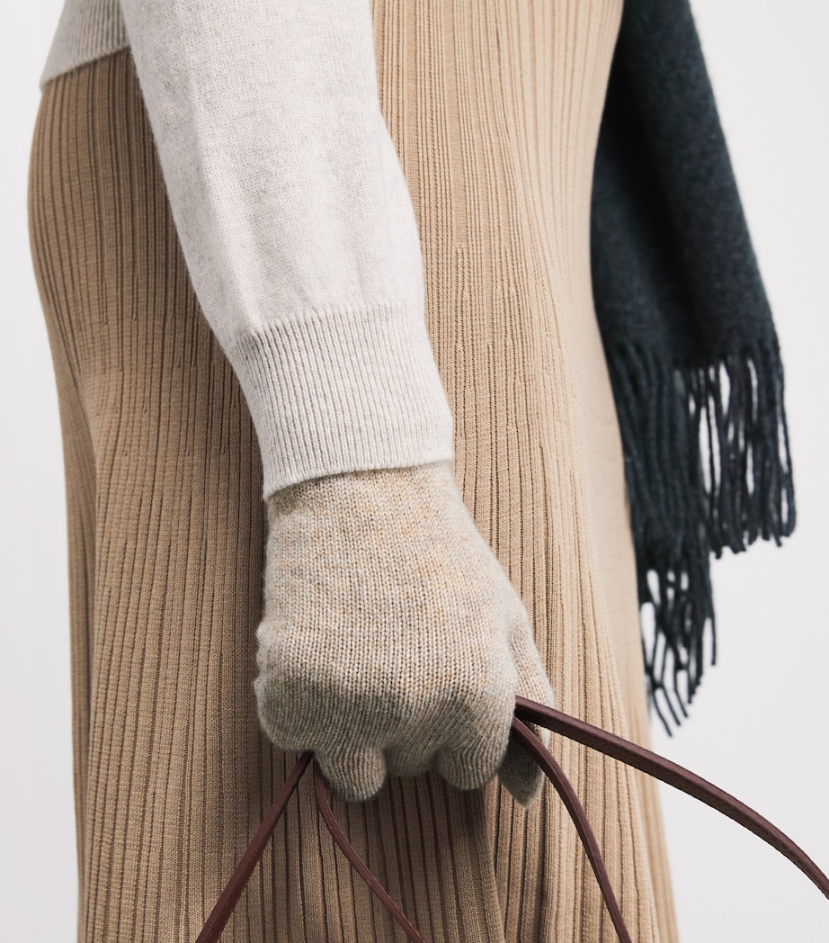 Johnstons Of Elgin Cashmere Hat, Scarf and Gloves Gift Set Shore Grey Image 5