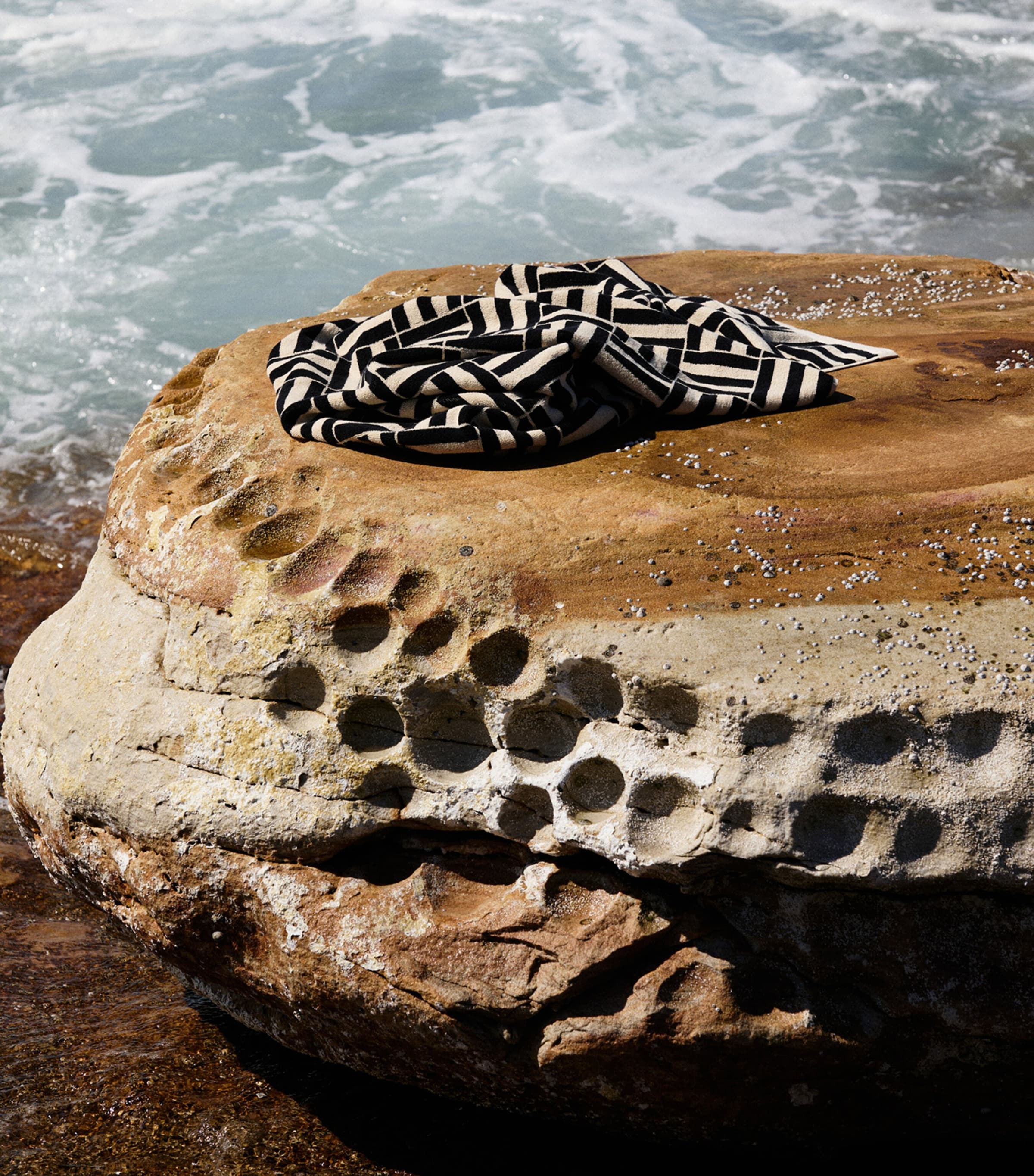 Willis Beach Towel (90cm x 170cm) SAND & NOIR Image 4