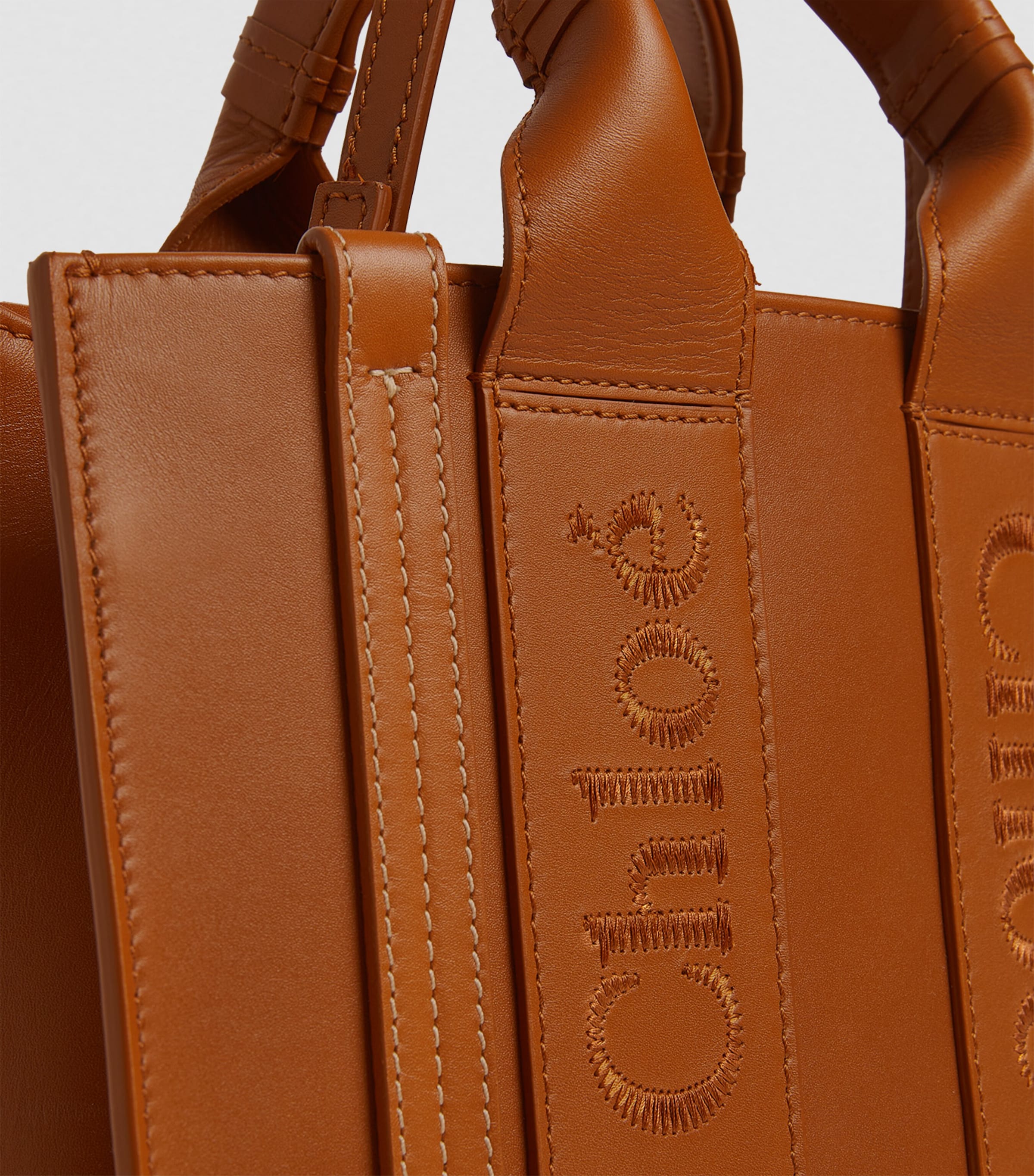 VIP【送料無料・関税込】人気 Chloe Brown Small Woody Tote Bag Chloé Small Woody Tote Bag In Linen in White - Brown | Chloé US