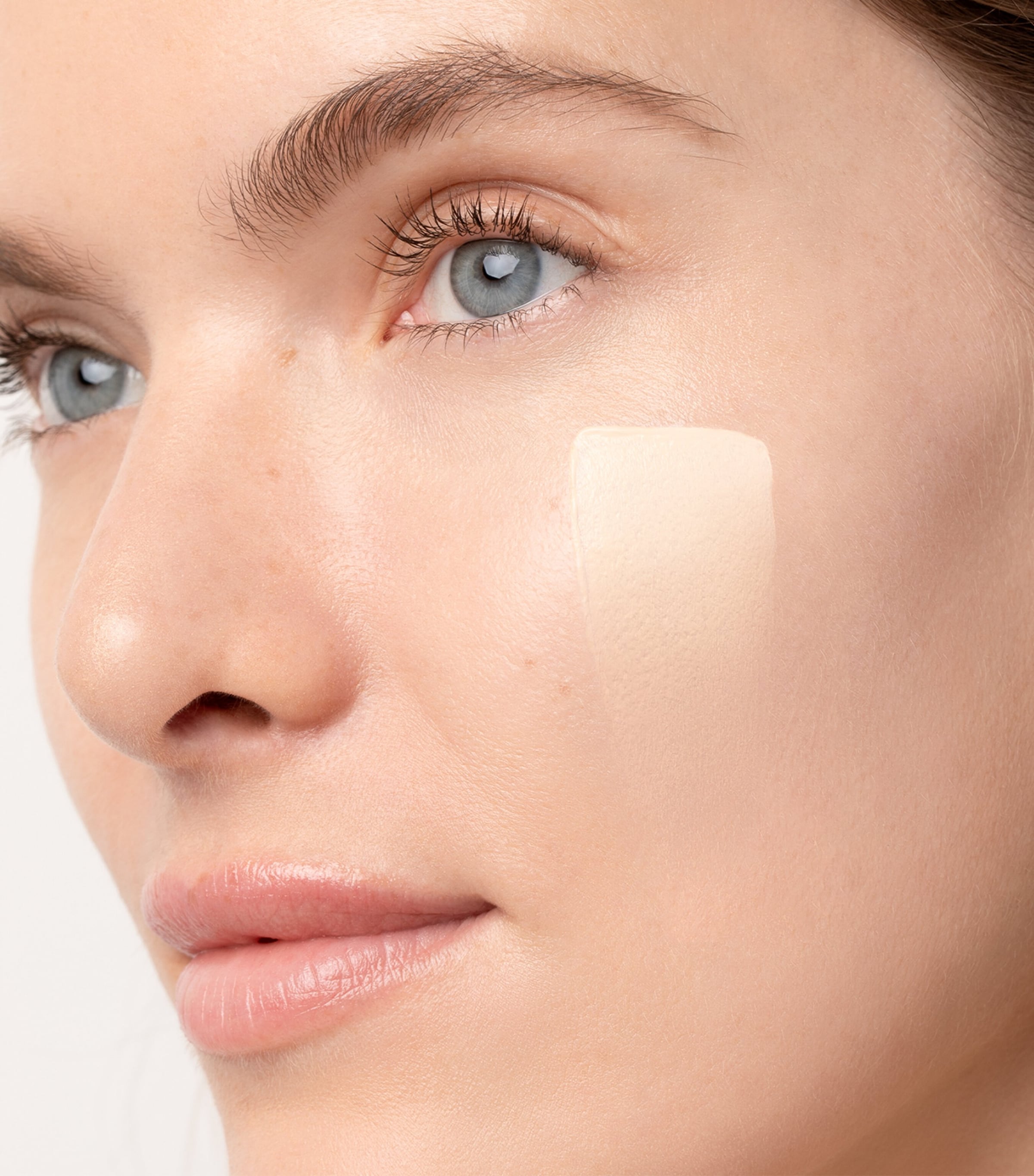 Just Skin Tinted Moisturiser SPF 15 ALABASTER Image 3