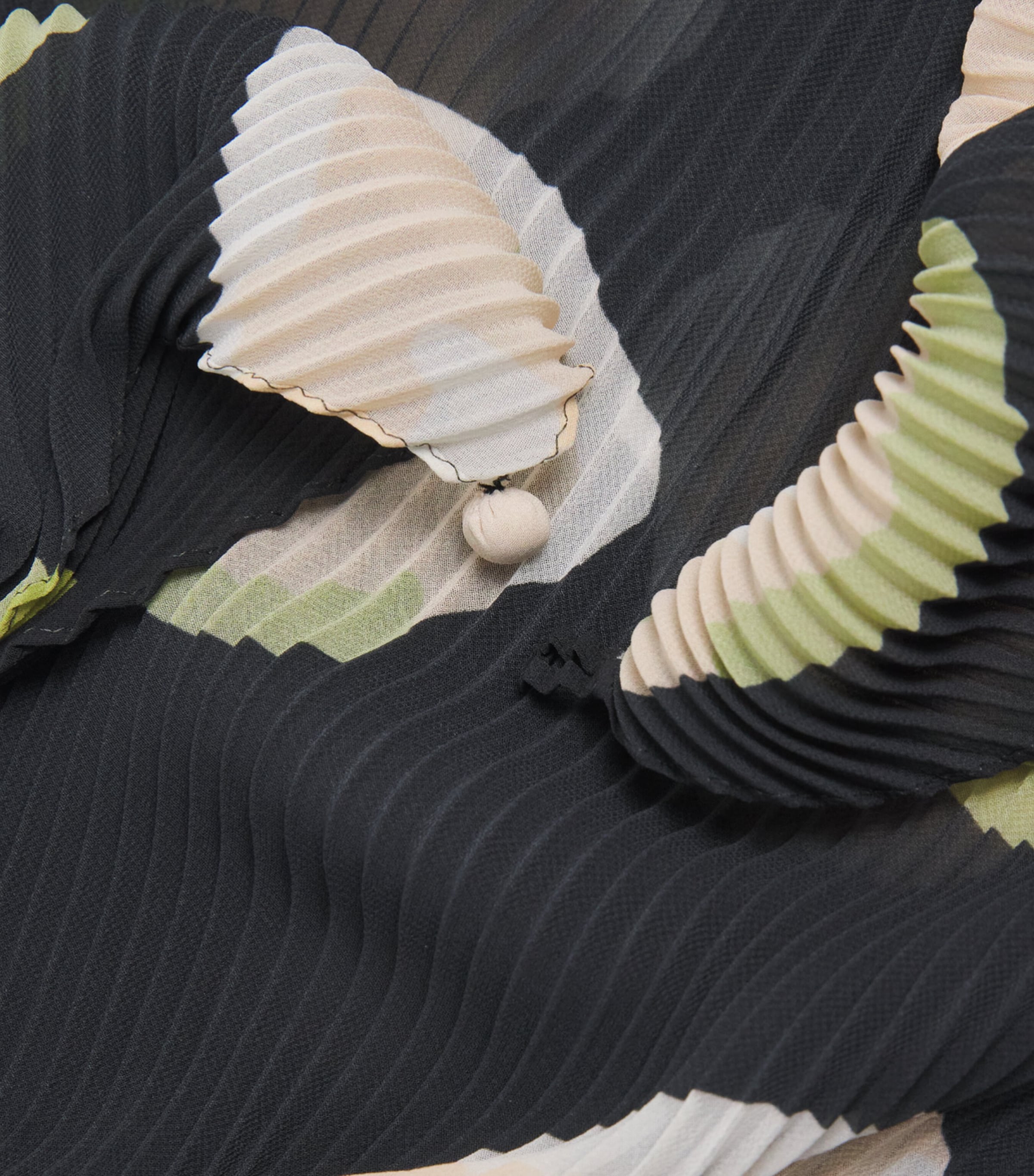 Issey Miyake Floral Verve Pleats Stole Black Hued Image 4