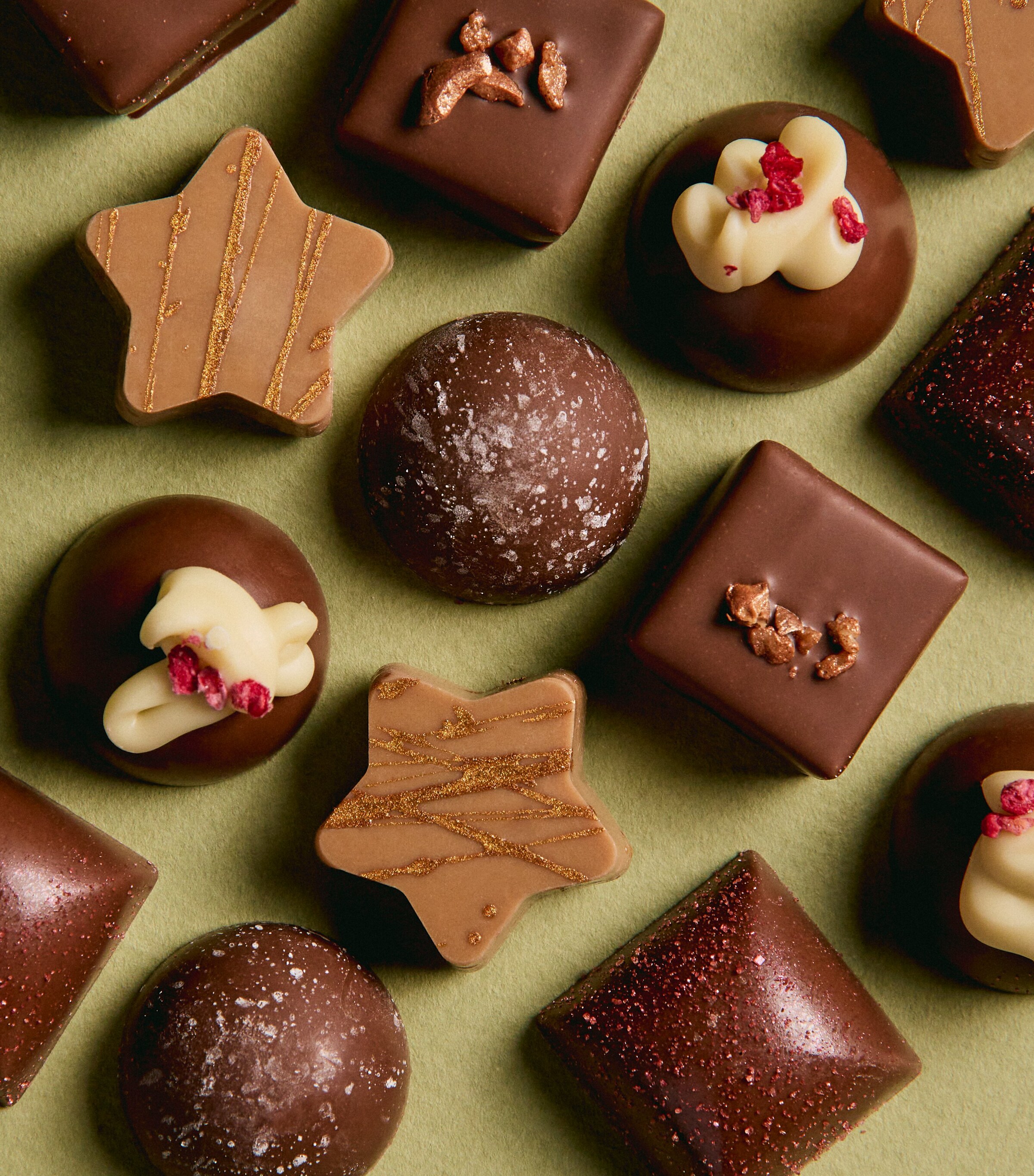 Festive 15-Piece Chocolate Collection Box (120g) NO COLOUR Image 3