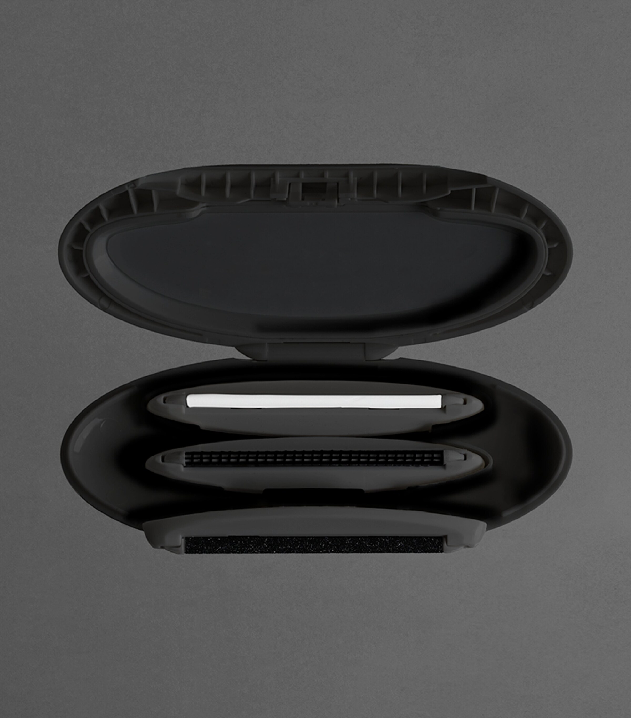 Compact 4-in-1 Battery-Free Fabric Shaver BLACK Image 4