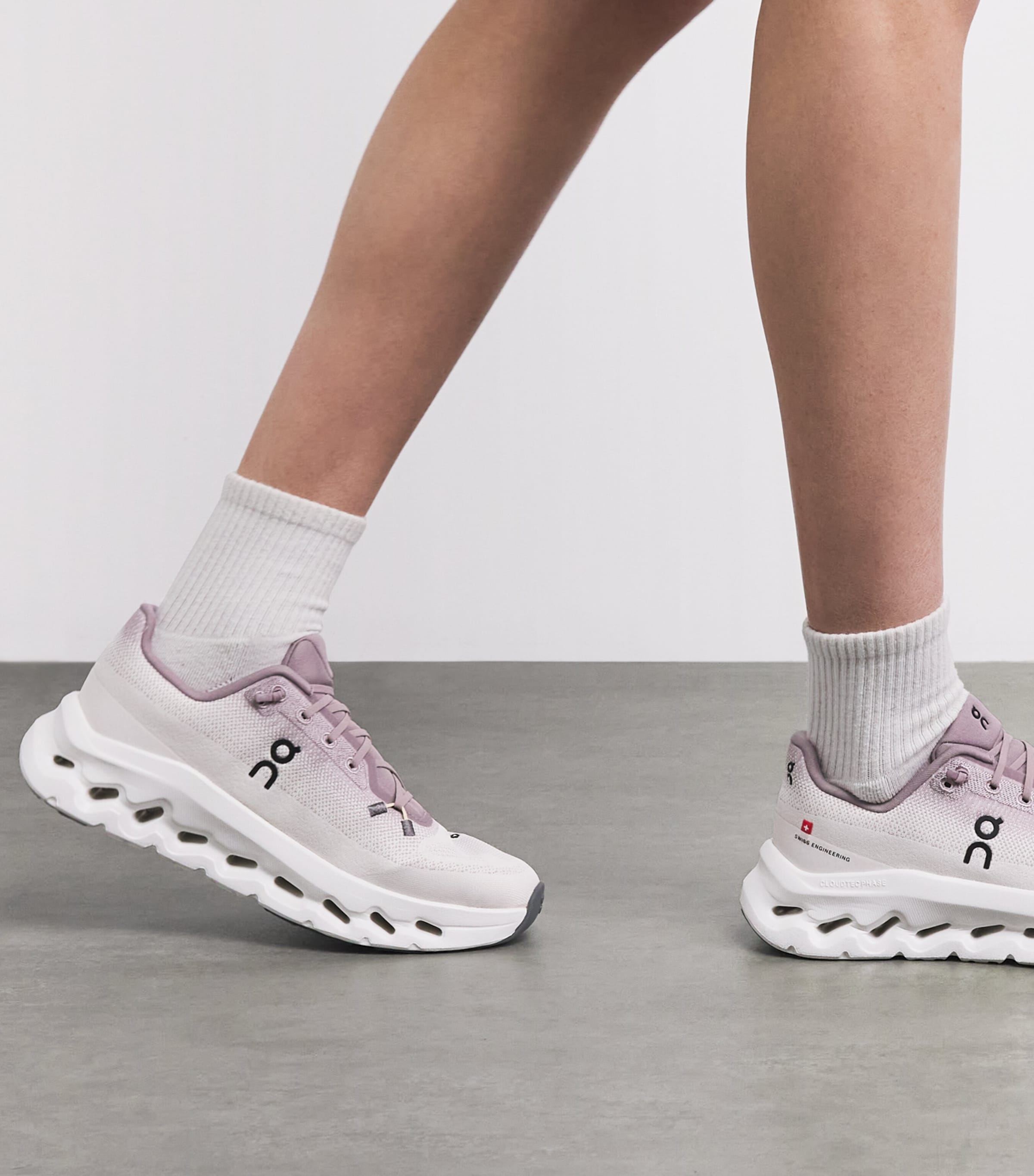 On Womens Cloudtilt Trainers Heron | Dew Image 4