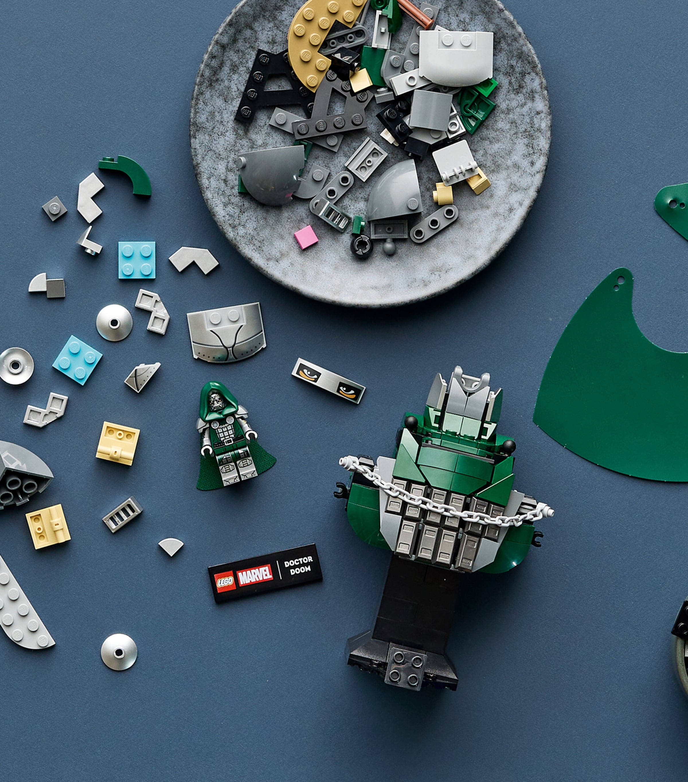 Lego Doctor Doom Bust 76345 Image 3