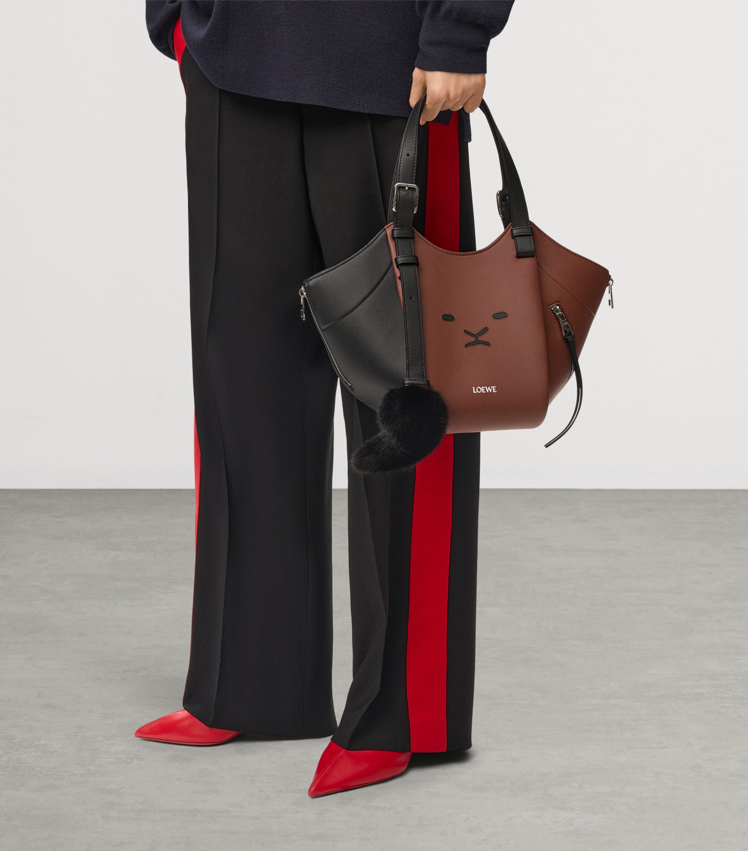 LOEWE Womens Lion Intarsio Hammock Flip Tote Bag Black/pecan Image 9