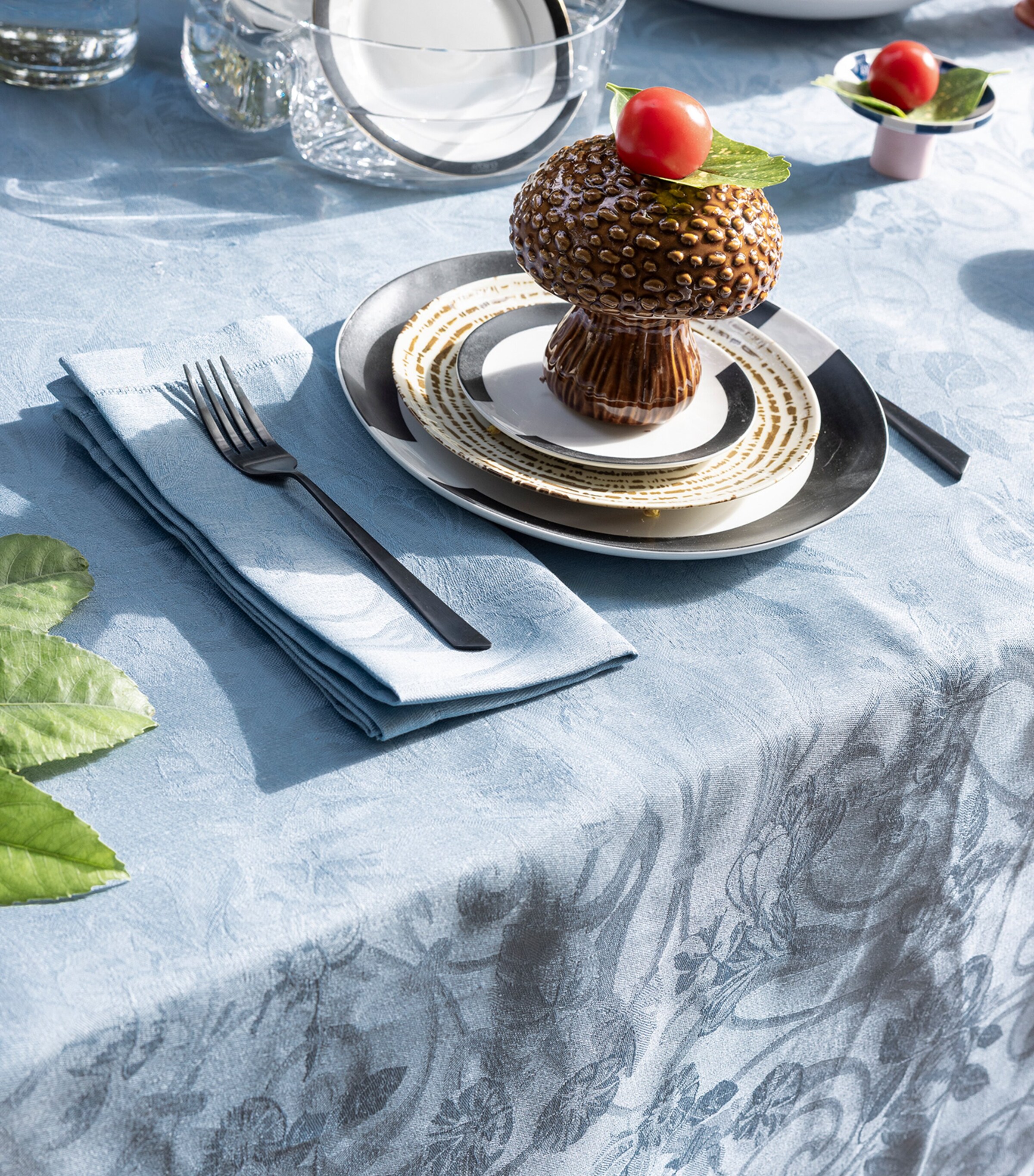 Le Jacquard Français Linen Damask Tivoli Round Tablecloth (240cm) Blue Image 2