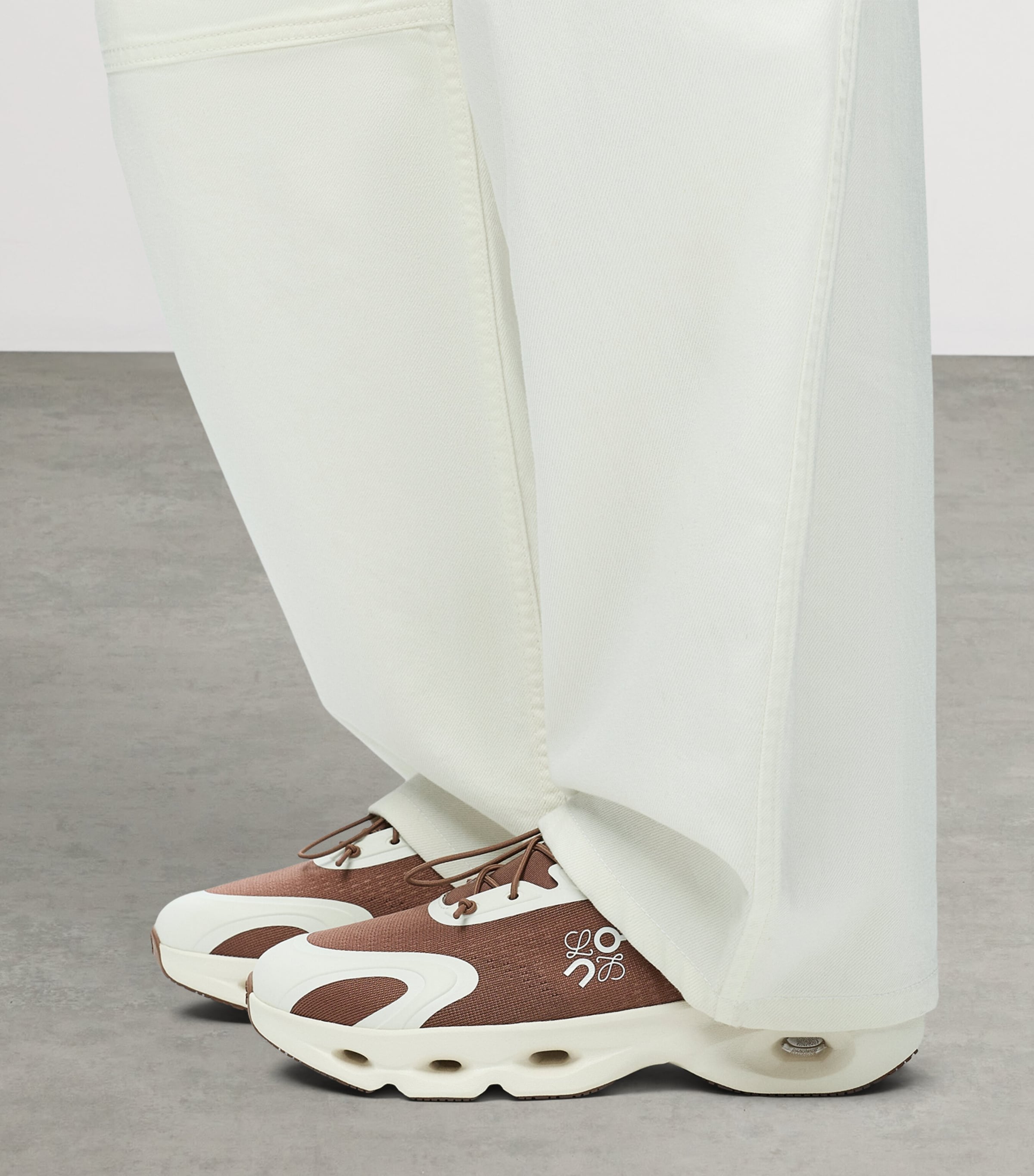 LOEWE x On Cloudsolo Trainers Taupe/eggshell Image 2
