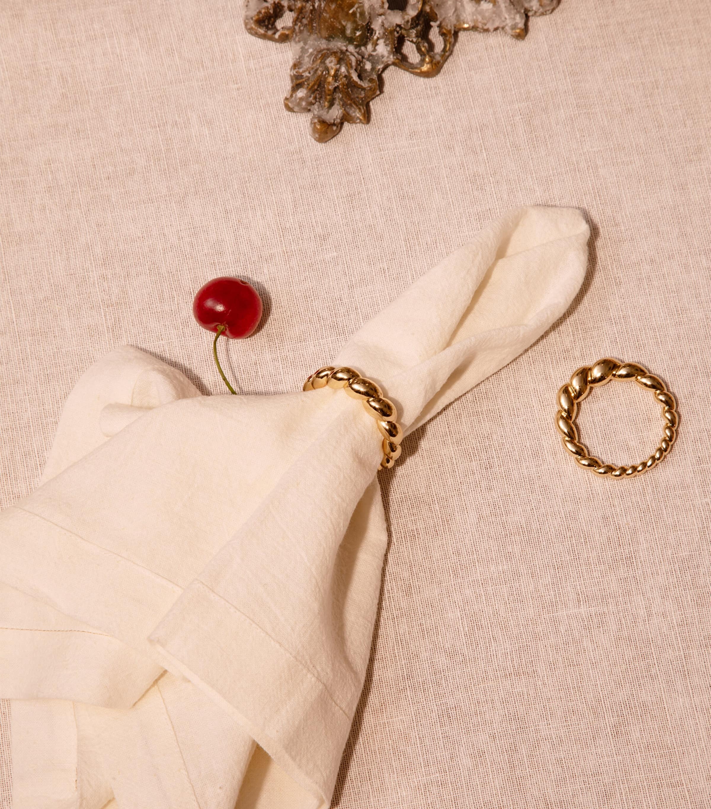 L'Objet x Jessica McCormack Porcelain Shell Napkin Rings (Set of 4) Gold Image 4