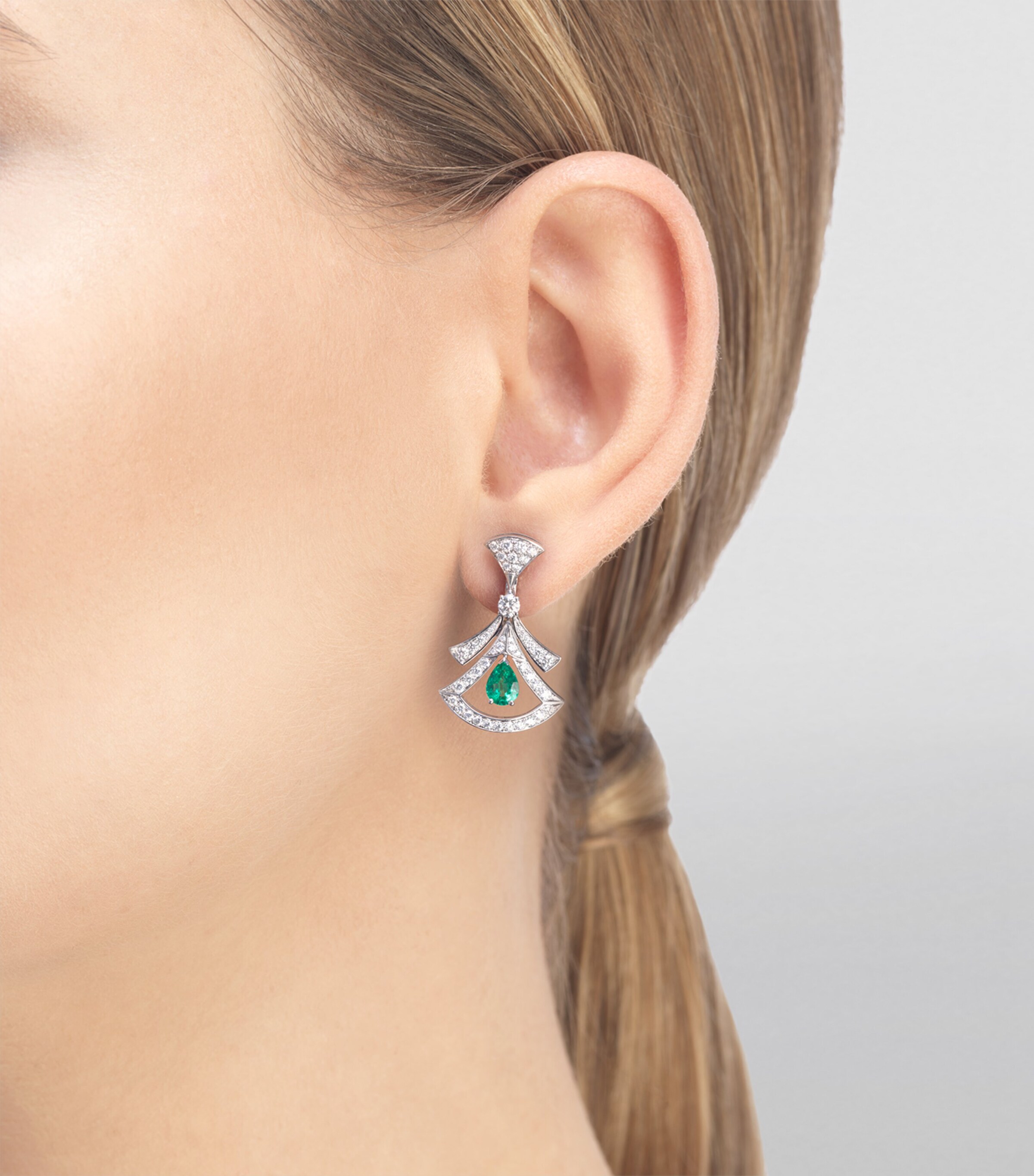 Bvlgari White Gold, Diamond and Emerald Divas’ Dream Openwork Earrings White Gold Image 4