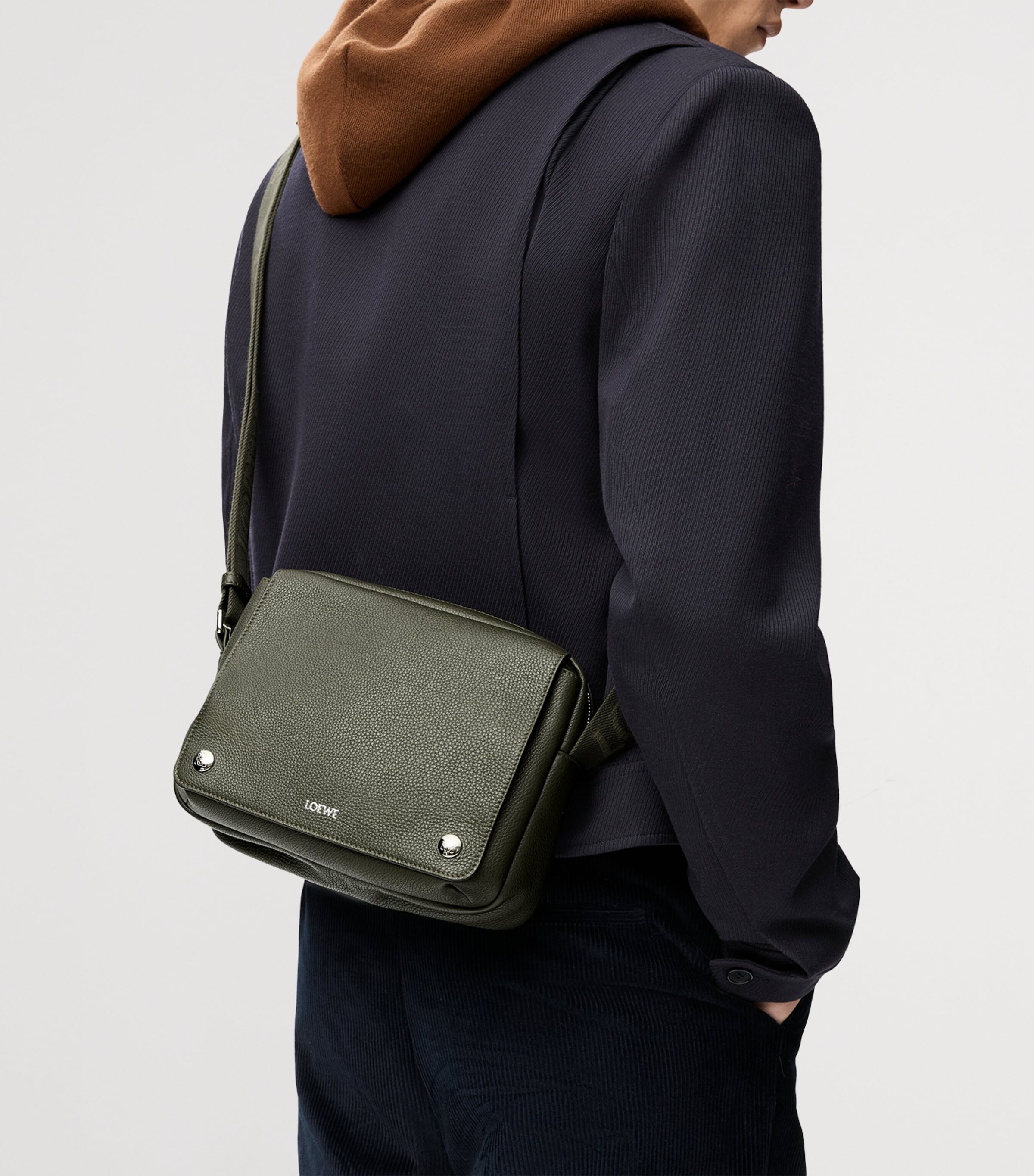 Medium Leather Pebble Messenger Bag DARK KHAKI Image 2