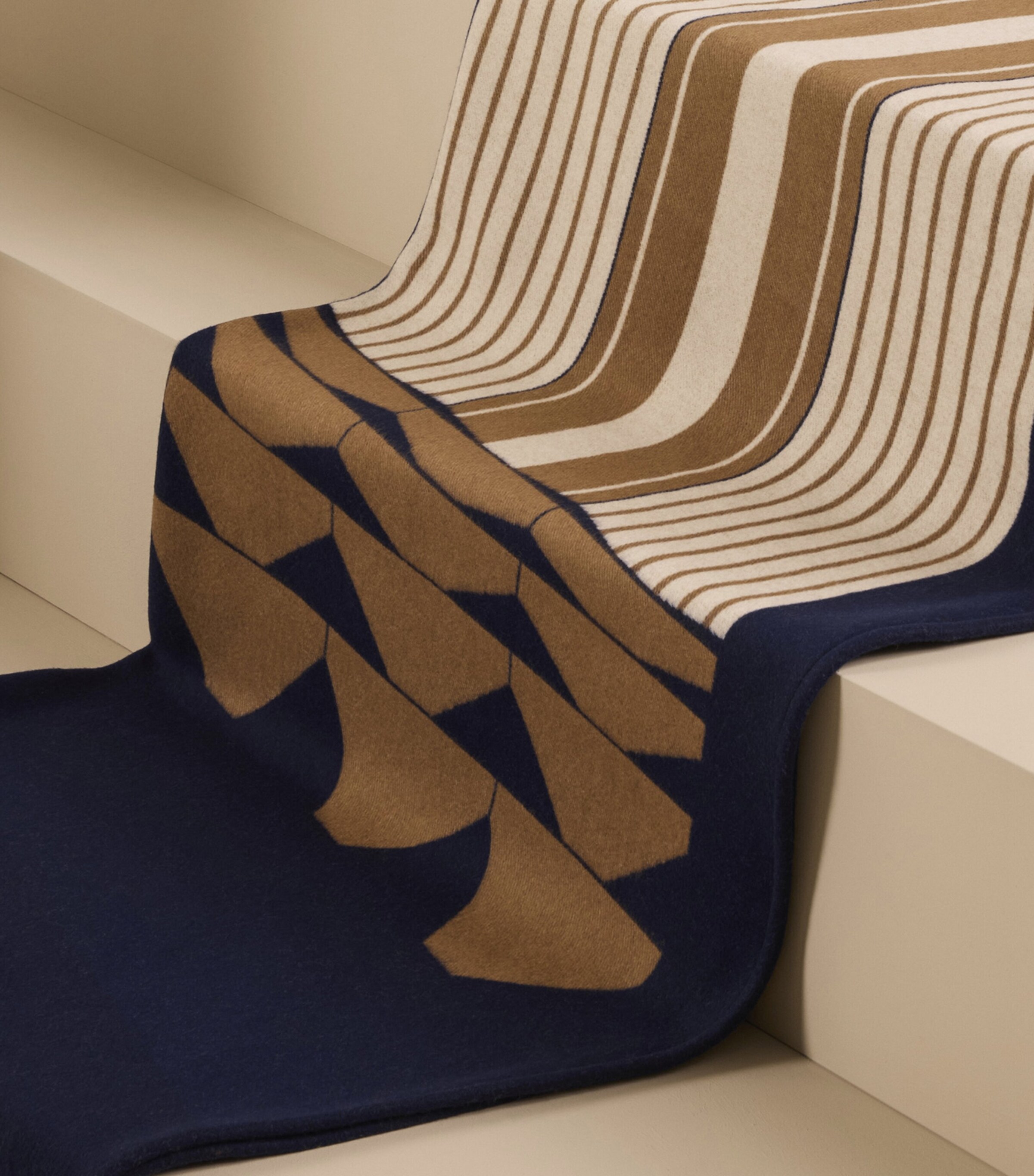 Frette Wool-Cashmere Deco 002 Throw (135cm x 220cm) Blue/cream Image 4
