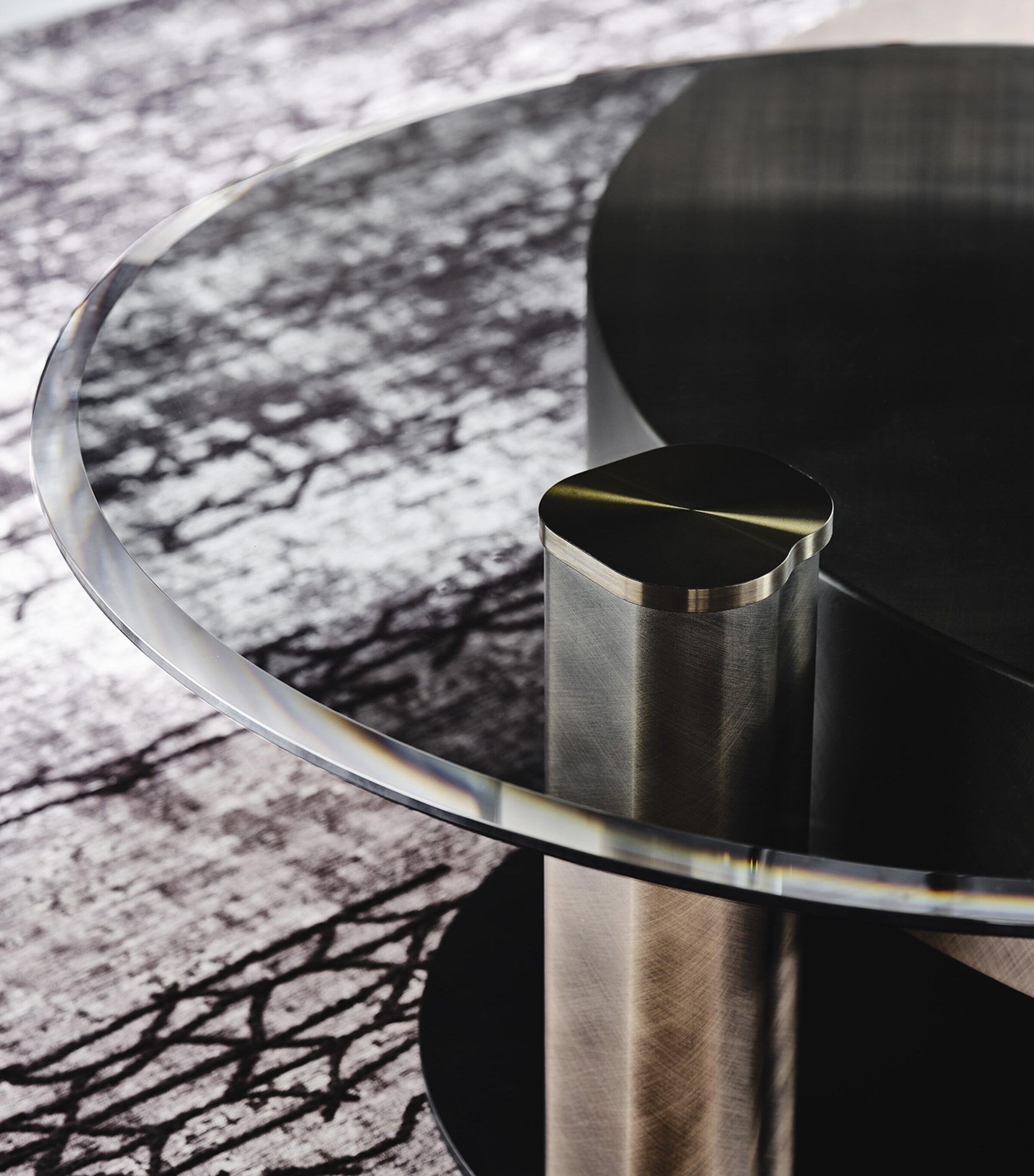 Close-up of the glass edge and metal leg of the coffee table