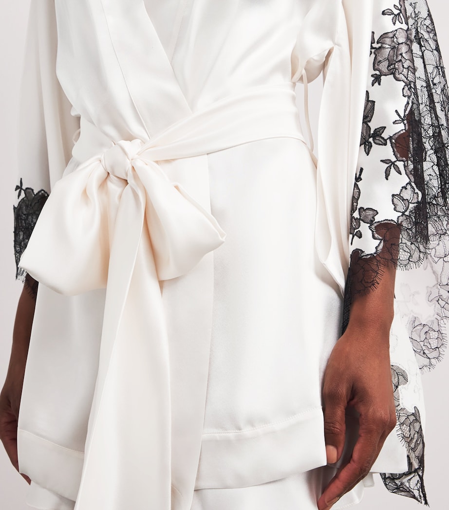 Silk Lace-Detail Short Robe PEARL/EBENE Image 4