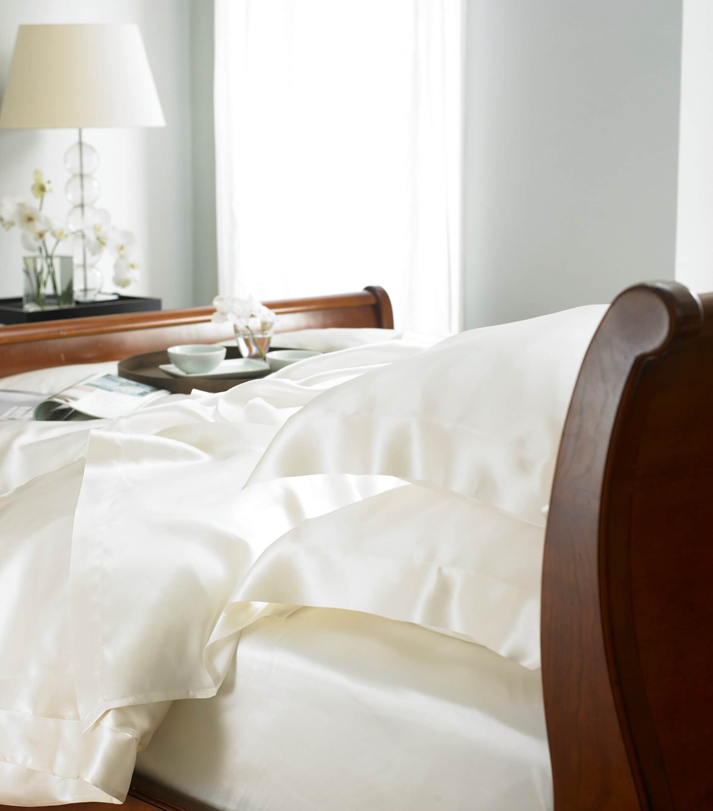 Silk Super King Fitted Sheet (180cm x 200cm) IVORY Image 4