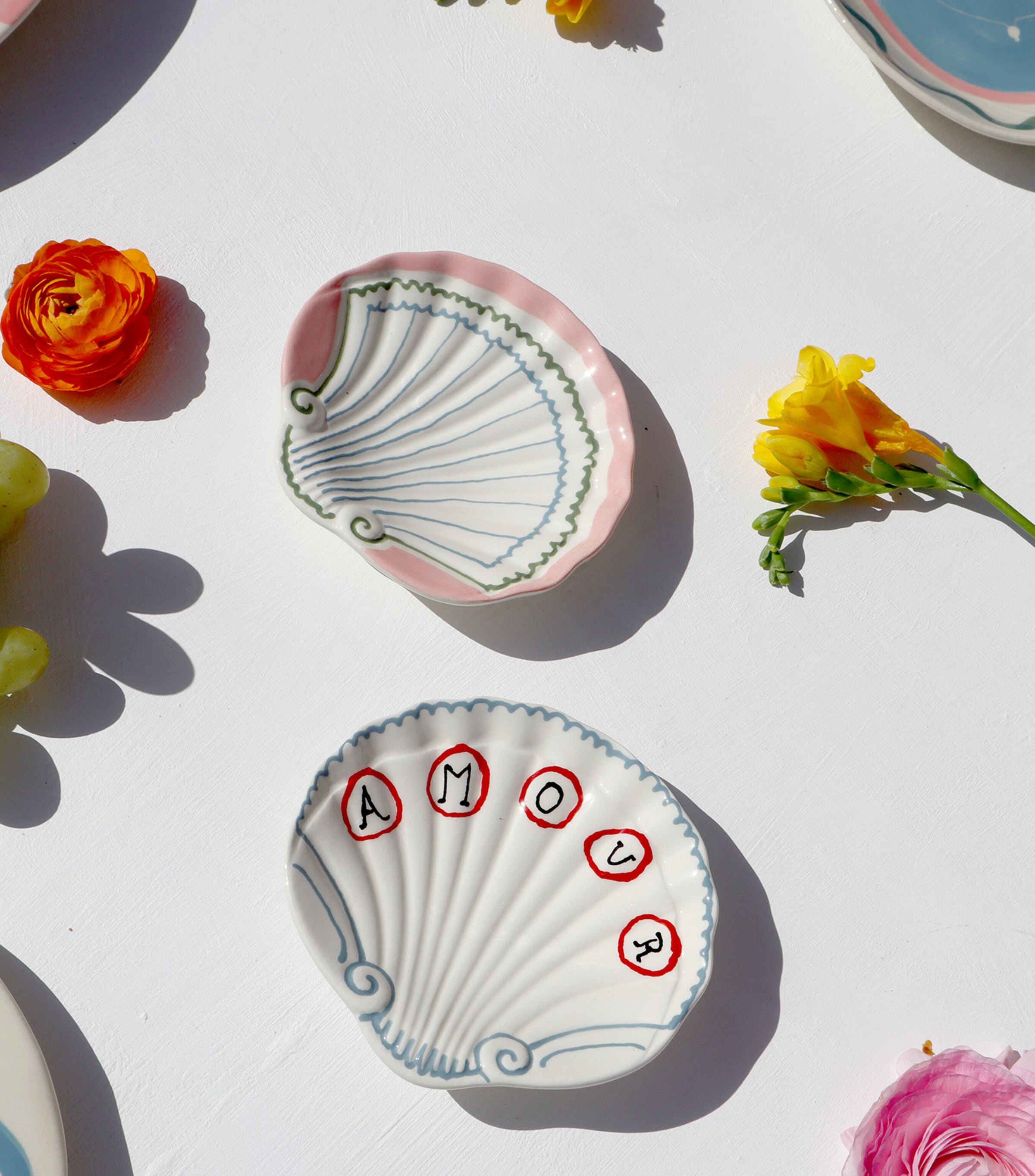 Set of 2 Amour Shell Trinket Trays (12cm) WHITE & RED Image 2