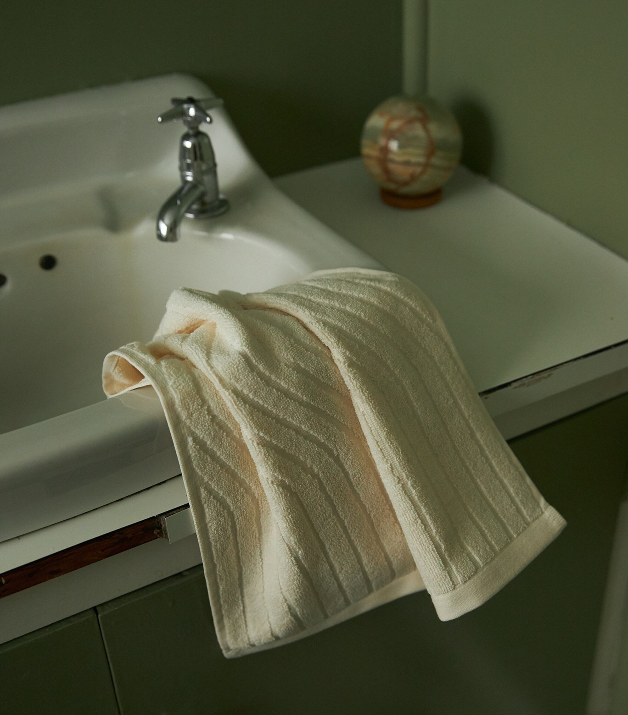 BAINA Organic Cotton Virginia Hand Towel (38cm x 80cm) Ivory Image 3