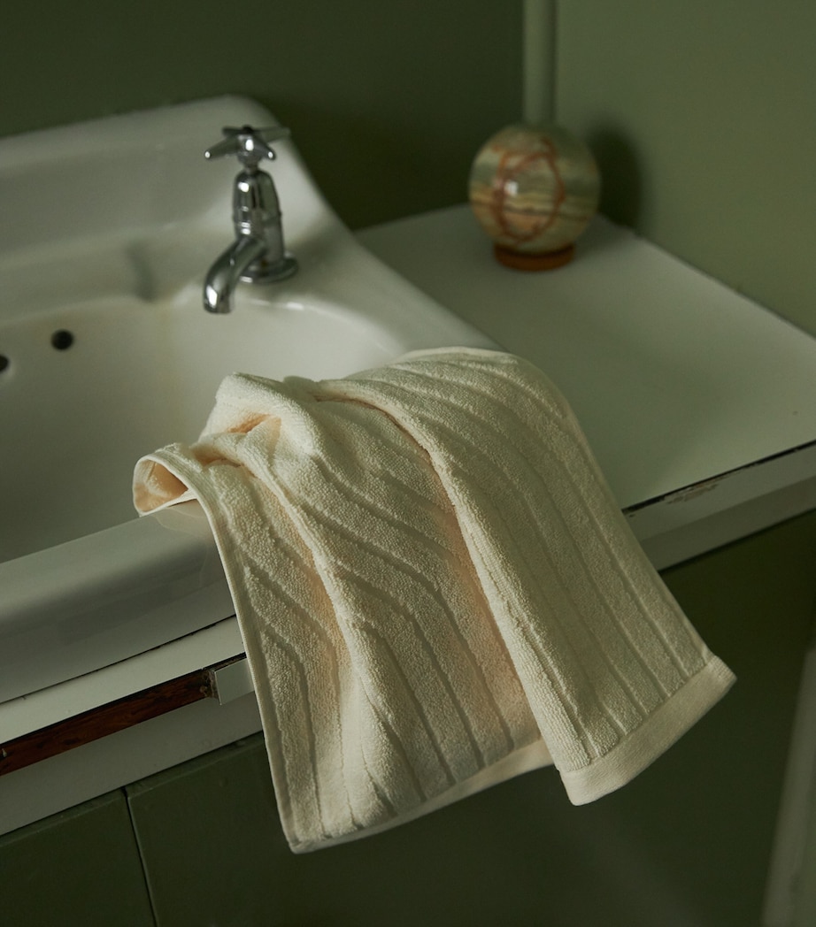 BAINA Organic Cotton Virginia Hand Towel (38cm x 80cm) Ivory Image 3