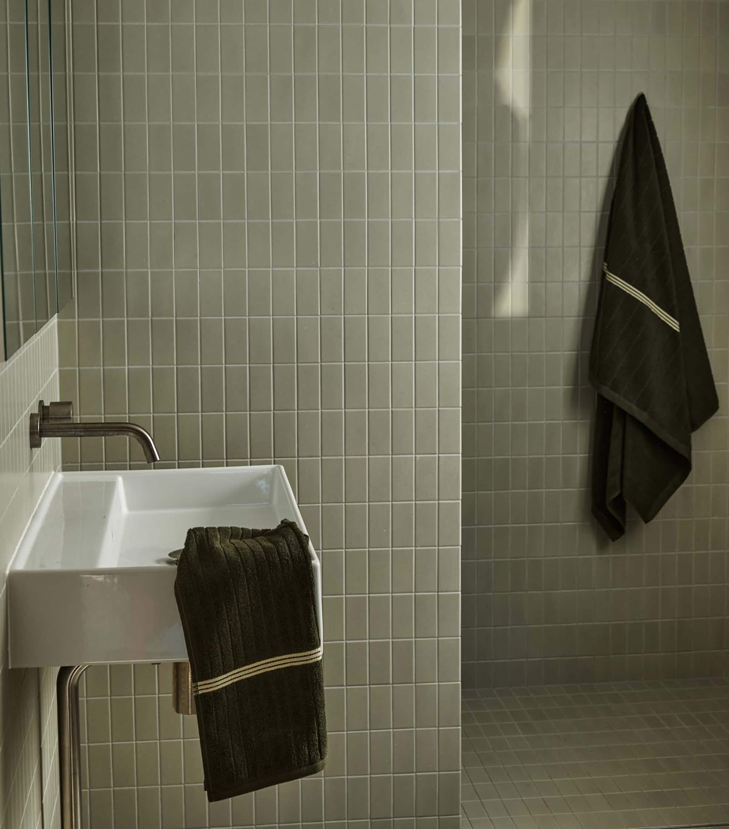 Emerald Hand Towel (38cm x 80cm) MOSS Image 3