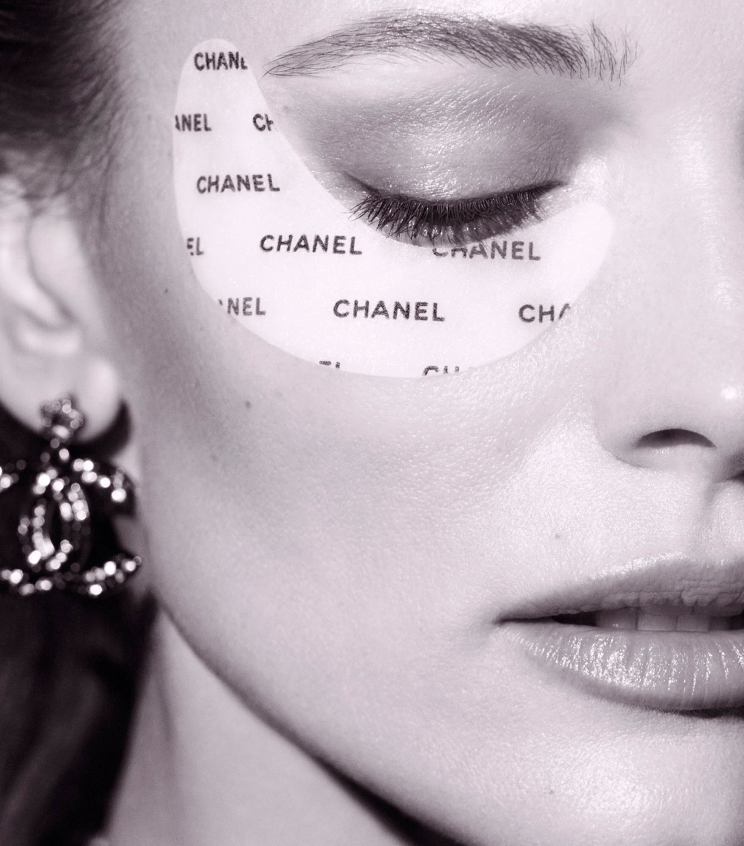 CHANEL LE LIFT Under Eye Patches Image 4