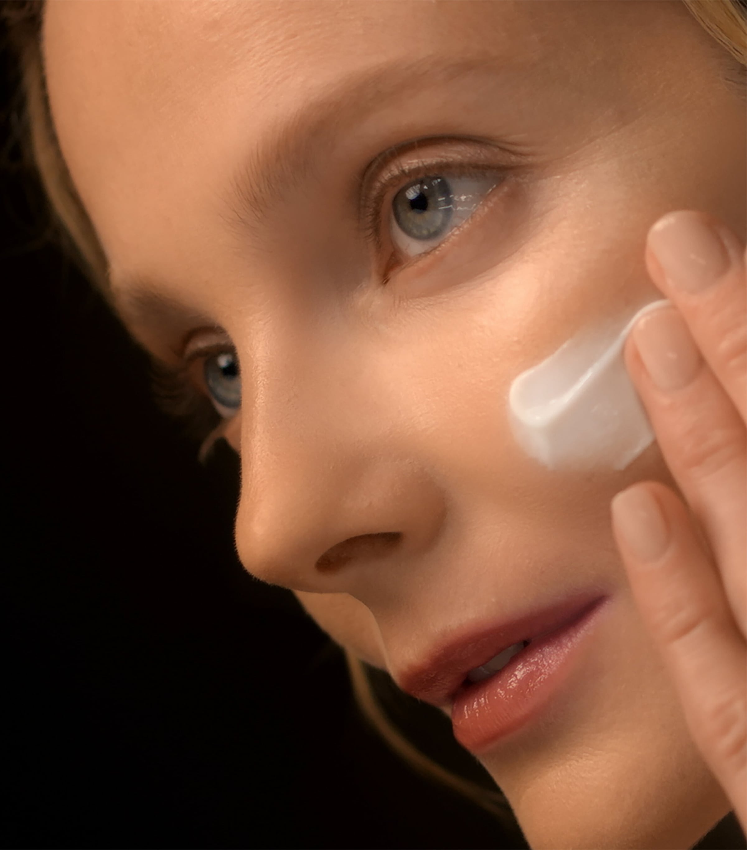 Re-Nutriv Ultimate Diamond Transformative Brilliance Soft Creme Moisturiser (50ml) NO COLOUR Image 3