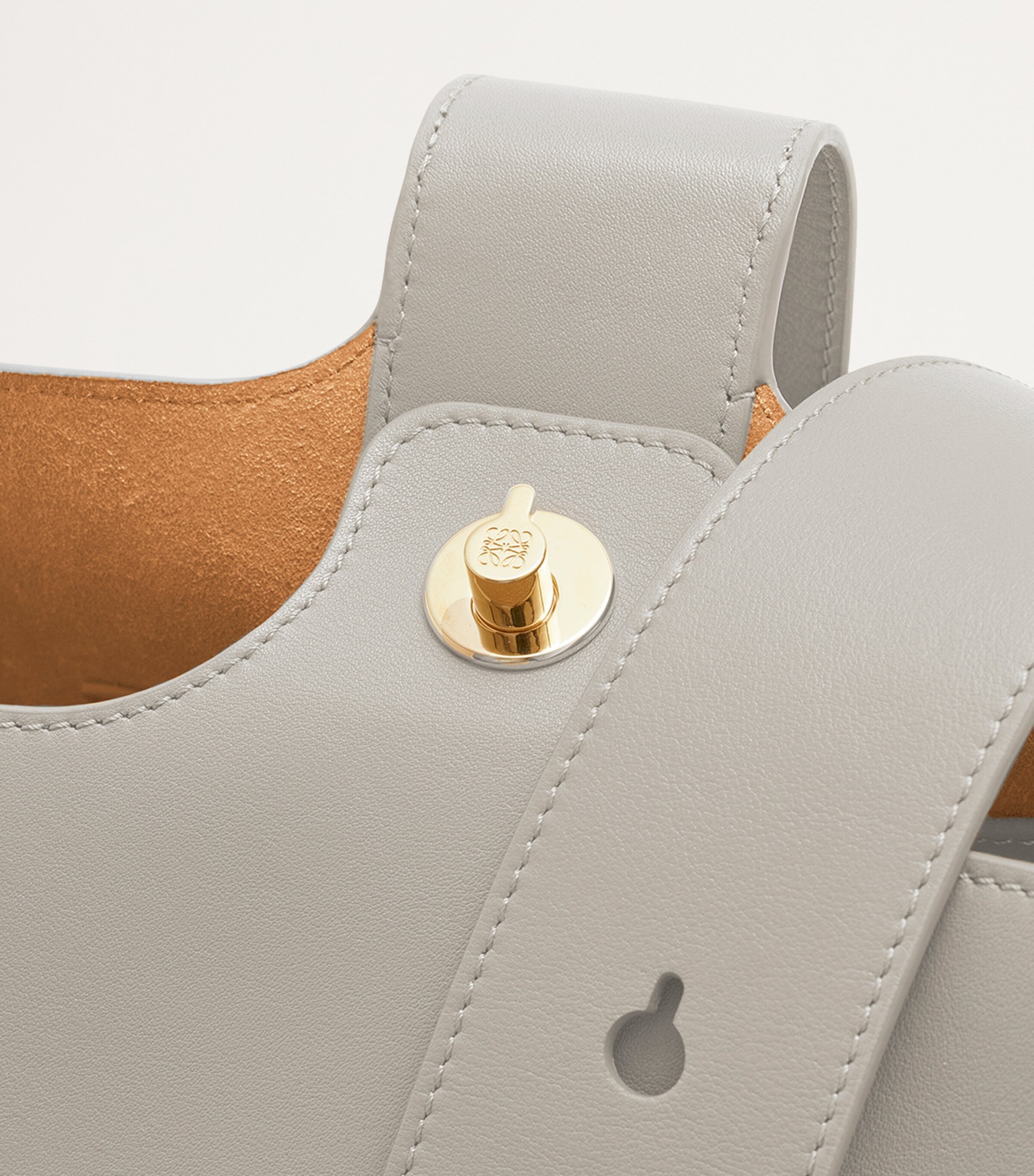 Medium Leather Pebble Bucket Bag SHELL GREY Image 7