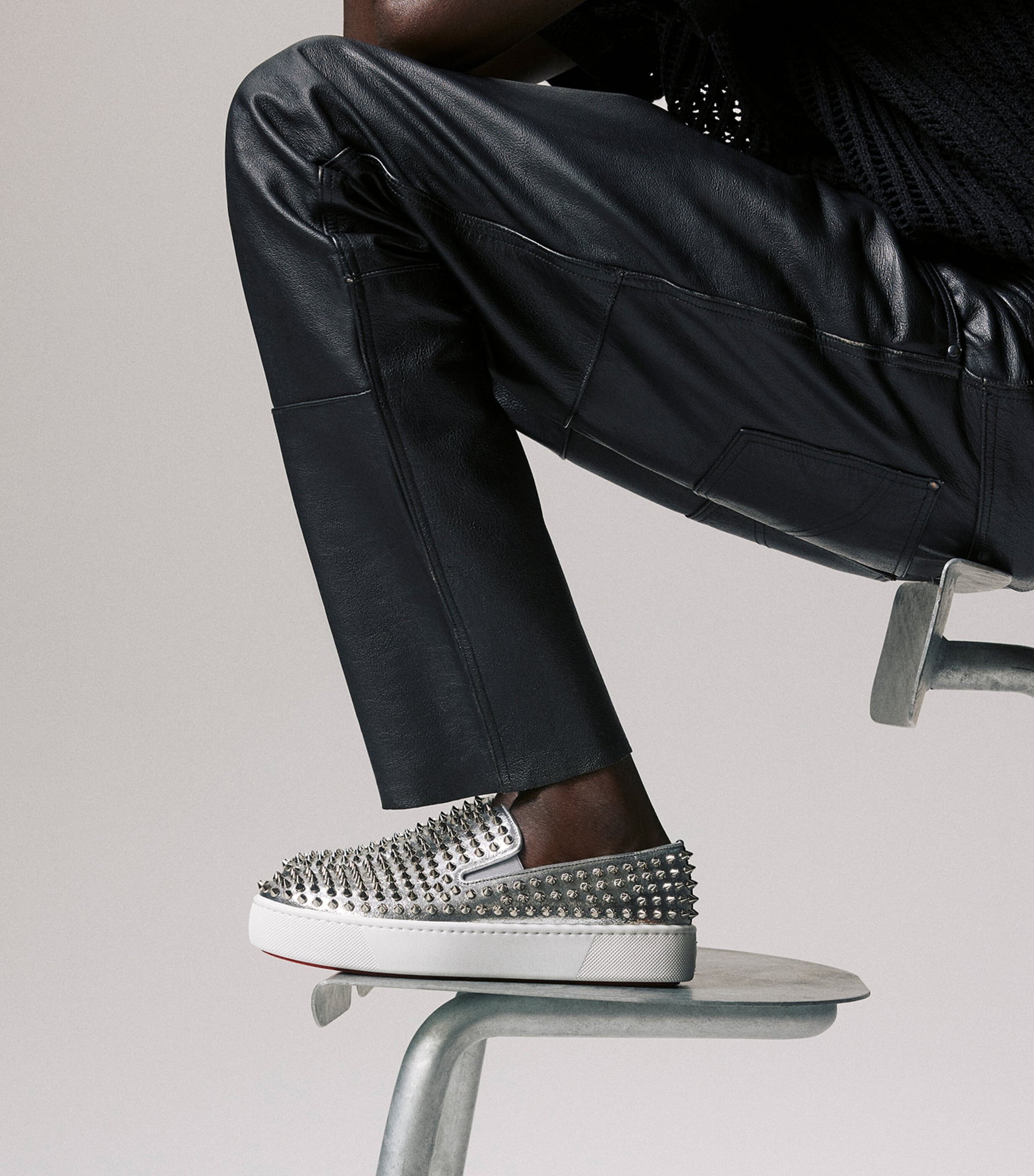 *Christian Louboutin* Spikeboat メタリックレザースリッポン Christian Louboutin Spikeboat Leather Slip-On Sneakers